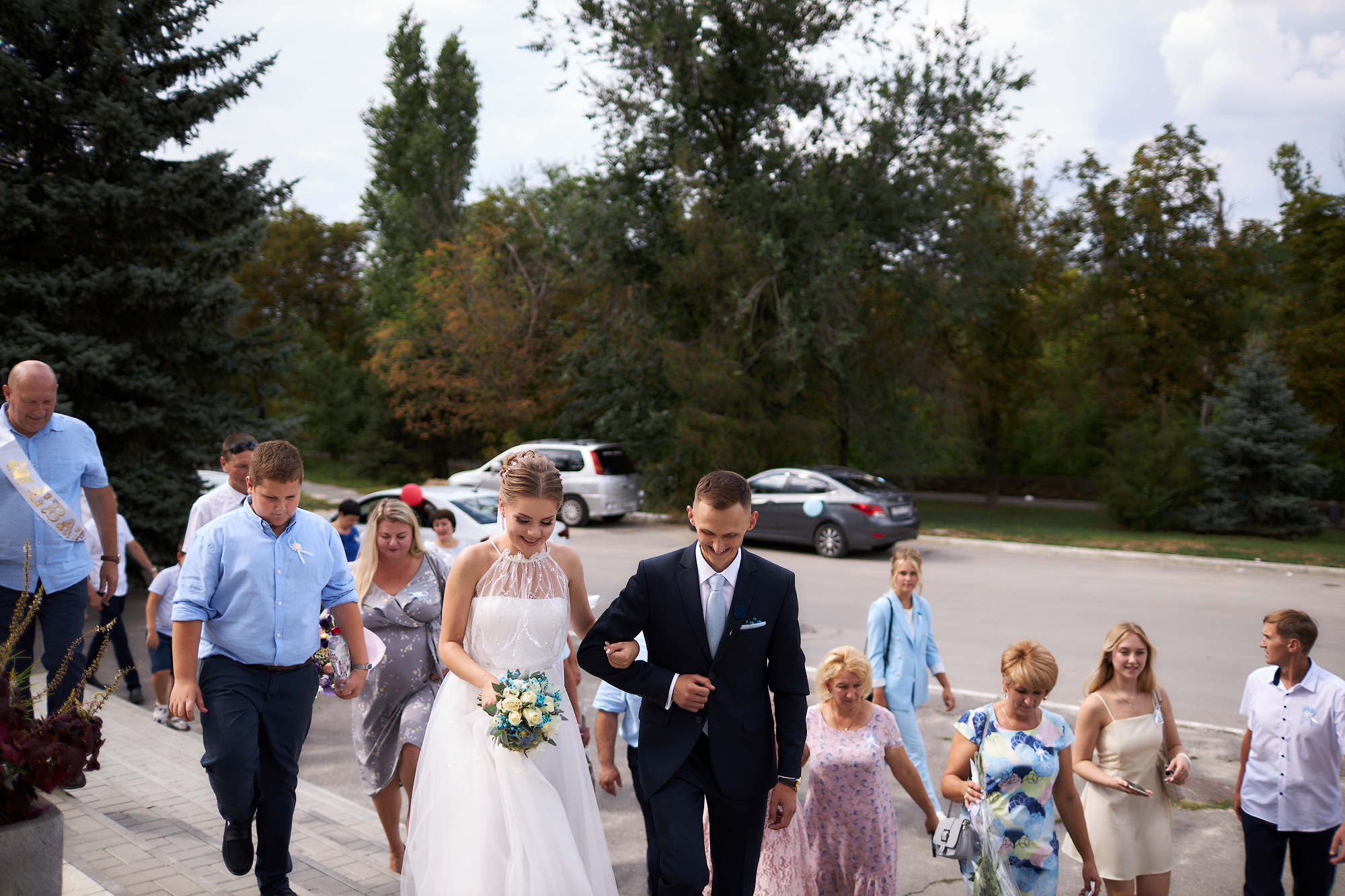Свадебный день прогулка в сосновом лесу. Банкетный зал Акрополь. Фото видео съёмка в Белой Калитве дуэт Герман и Инна