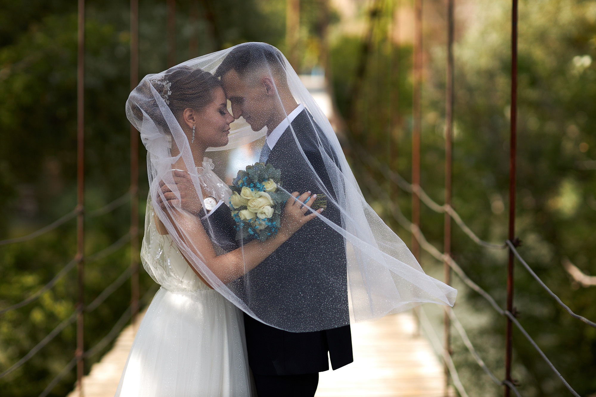 Свадебный день прогулка в сосновом лесу. Банкетный зал Акрополь. Фото видео съёмка в Белой Калитве дуэт Герман и Инна