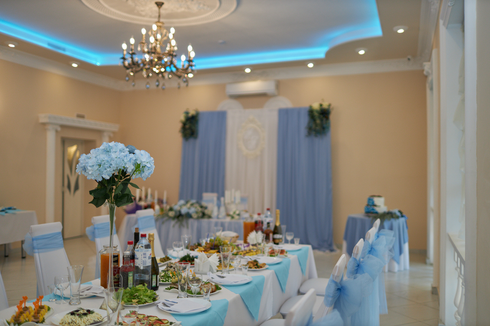 Свадебный день прогулка в сосновом лесу. Банкетный зал Акрополь. Фото видео съёмка в Белой Калитве дуэт Герман и Инна