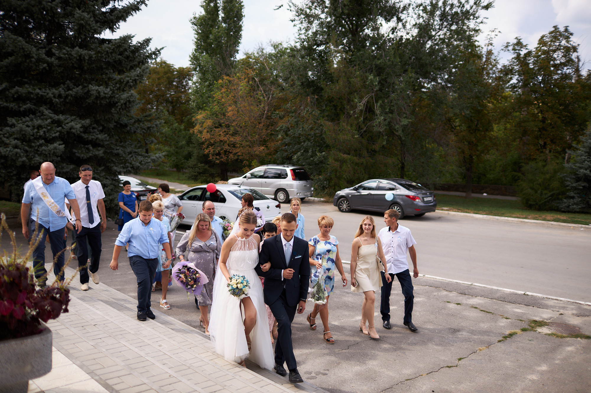 Свадебный день прогулка в сосновом лесу. Банкетный зал Акрополь. Фото видео съёмка в Белой Калитве дуэт Герман и Инна