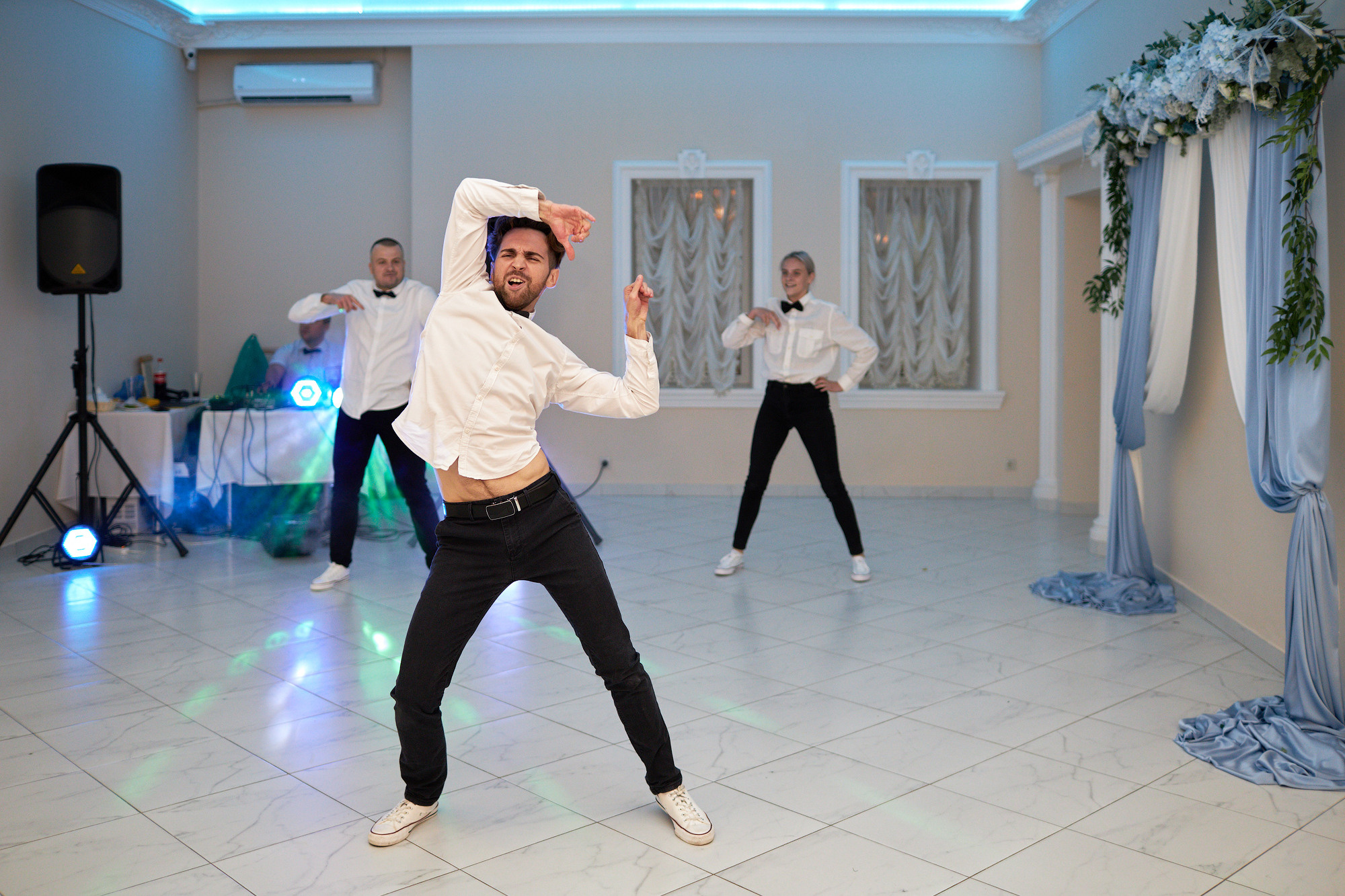 Свадебный день прогулка в сосновом лесу. Банкетный зал Акрополь. Фото видео съёмка в Белой Калитве дуэт Герман и Инна