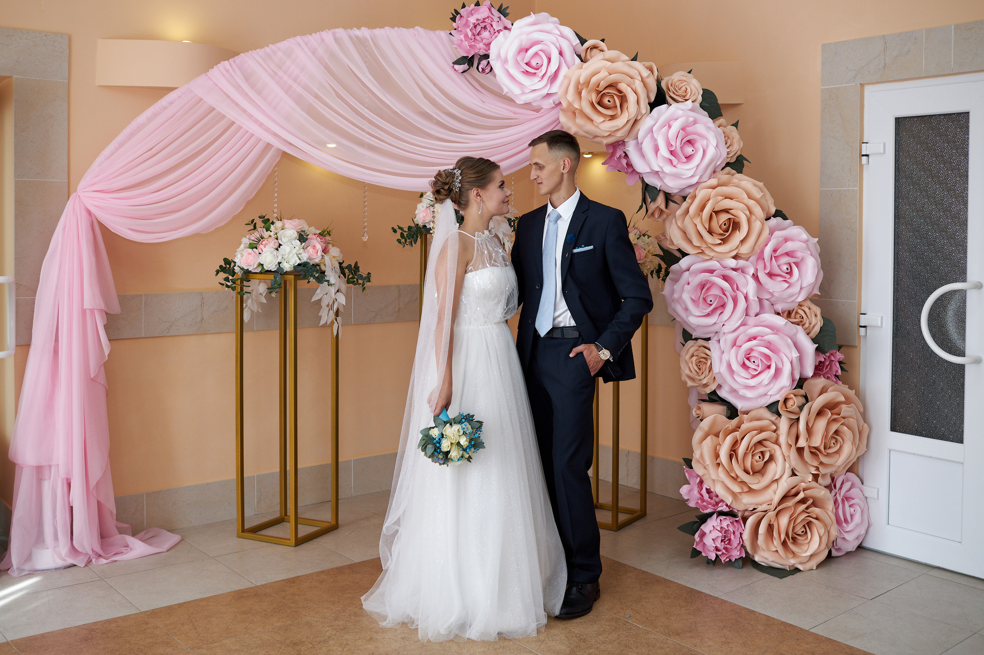 Свадебный день прогулка в сосновом лесу. Банкетный зал Акрополь. Фото видео съёмка в Белой Калитве дуэт Герман и Инна