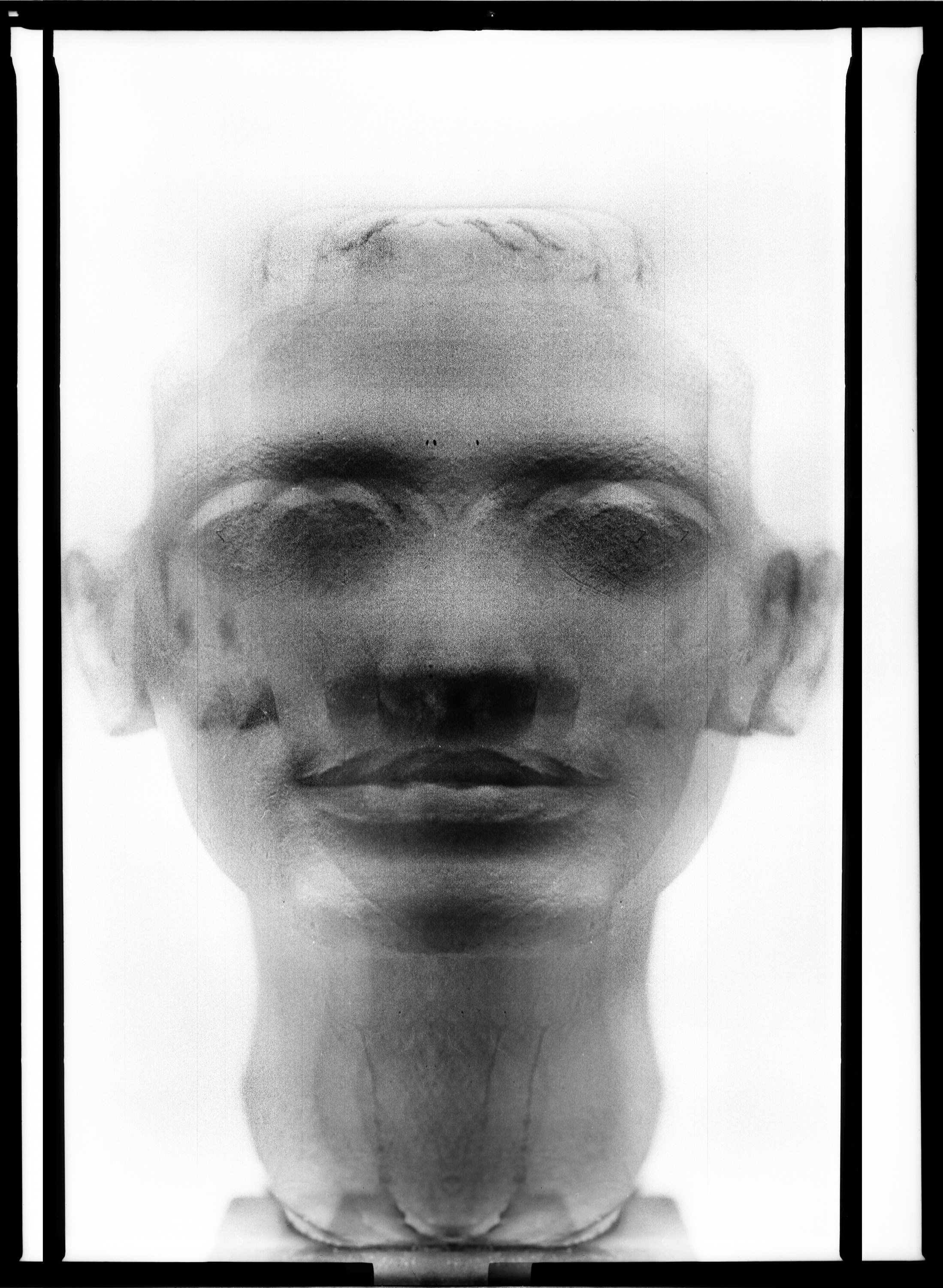 Концептуальная фотография, широкий формат на листовую плёнку Ilford Delta 100, формата 9×12 см. Мультиэкспозиция в момент печати не съемки. Портретный и художественный фотограф в Москве Пётр Корень