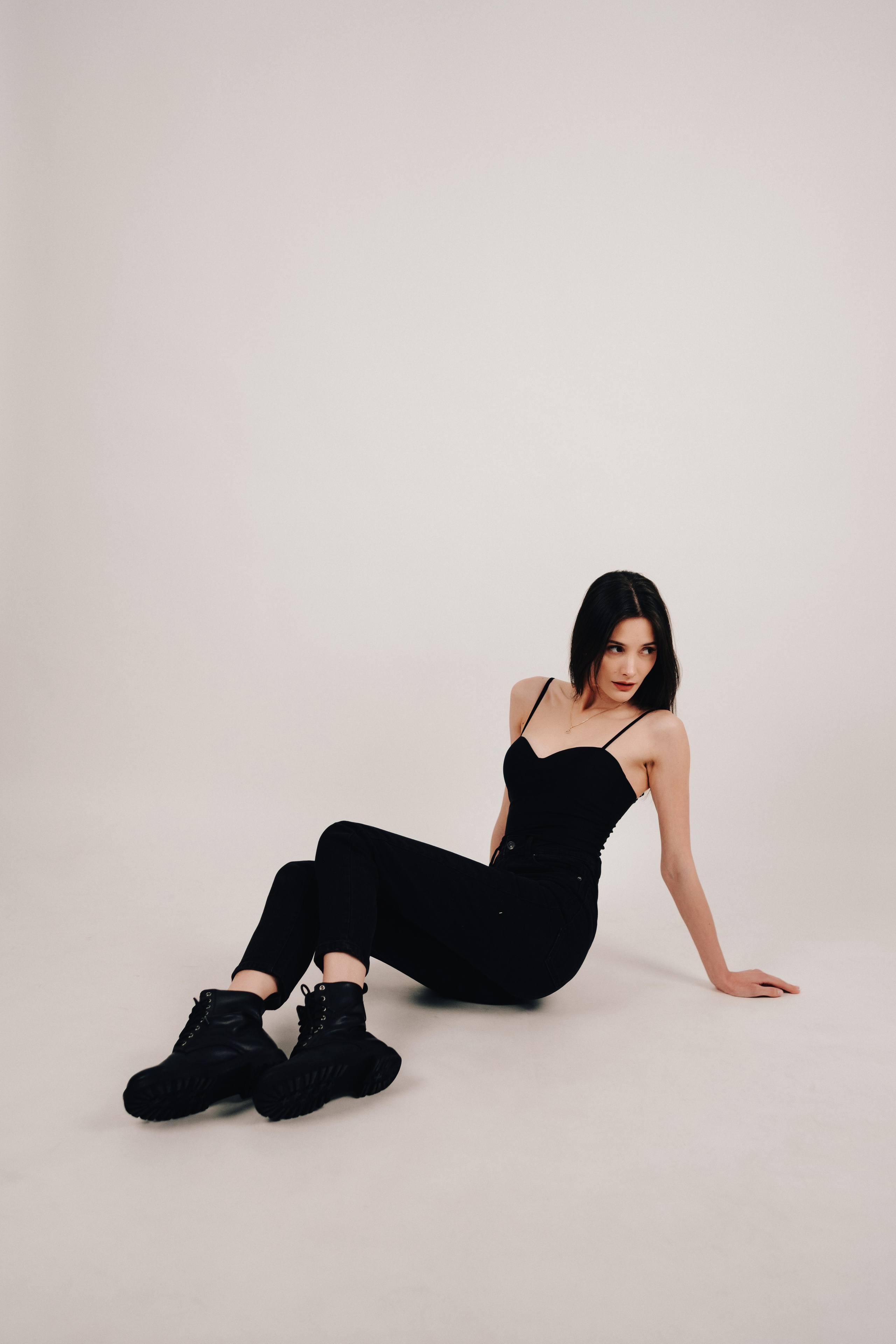 модельная фотосессия в апартаментах и студии с естественным светом