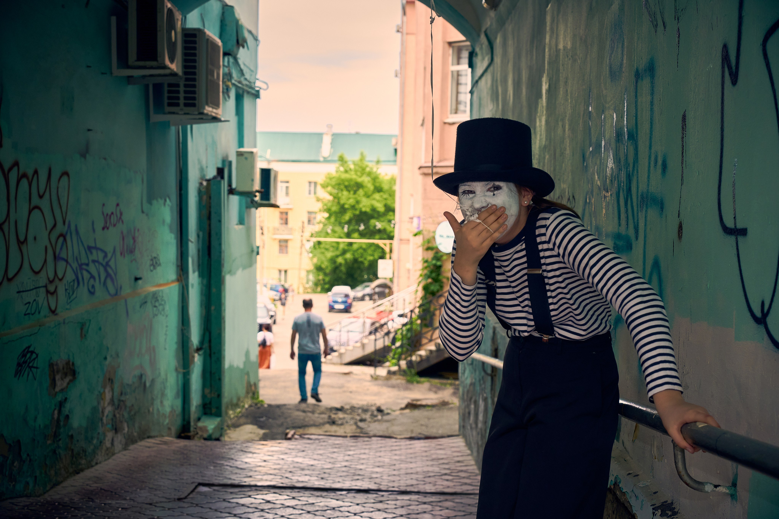 Портрет девушки в гримме в переулке