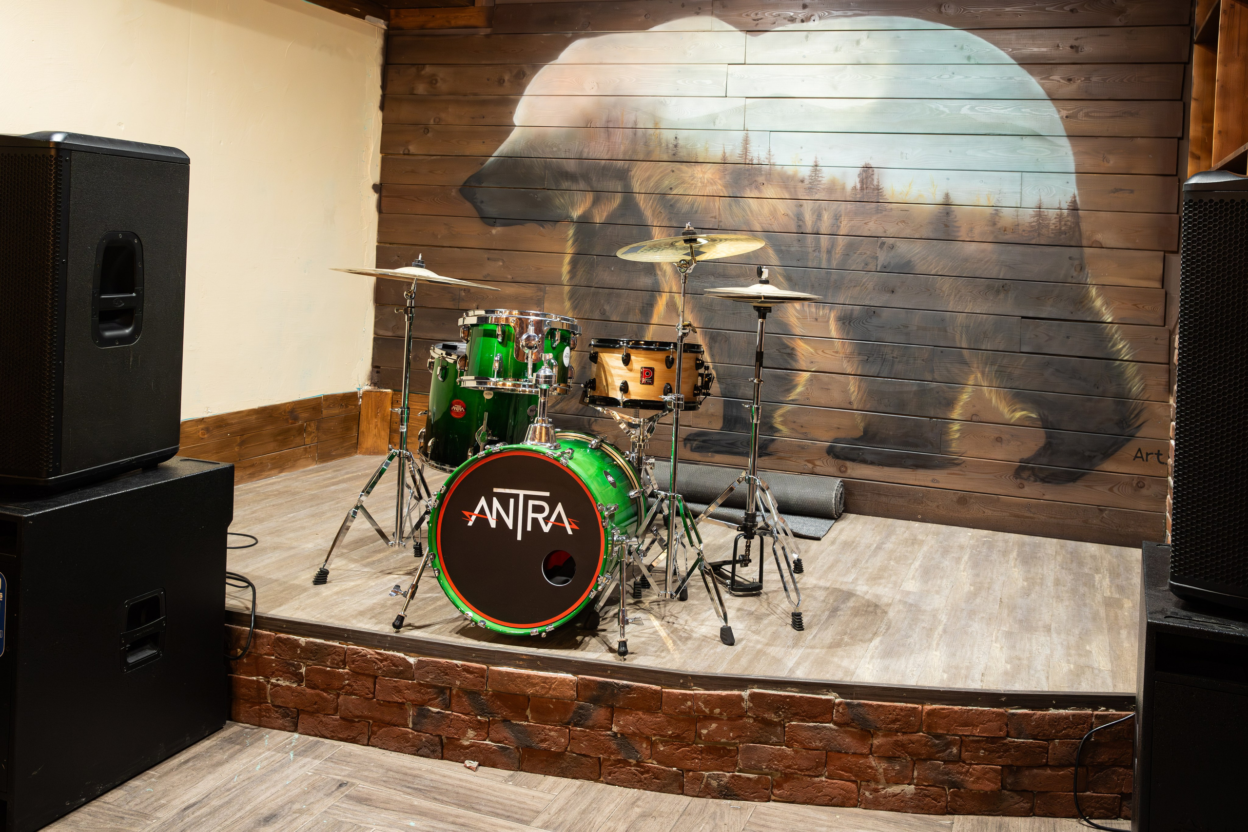 Бар Енот Романово 28. Фотограф Александр Поздняков  Новосибирск