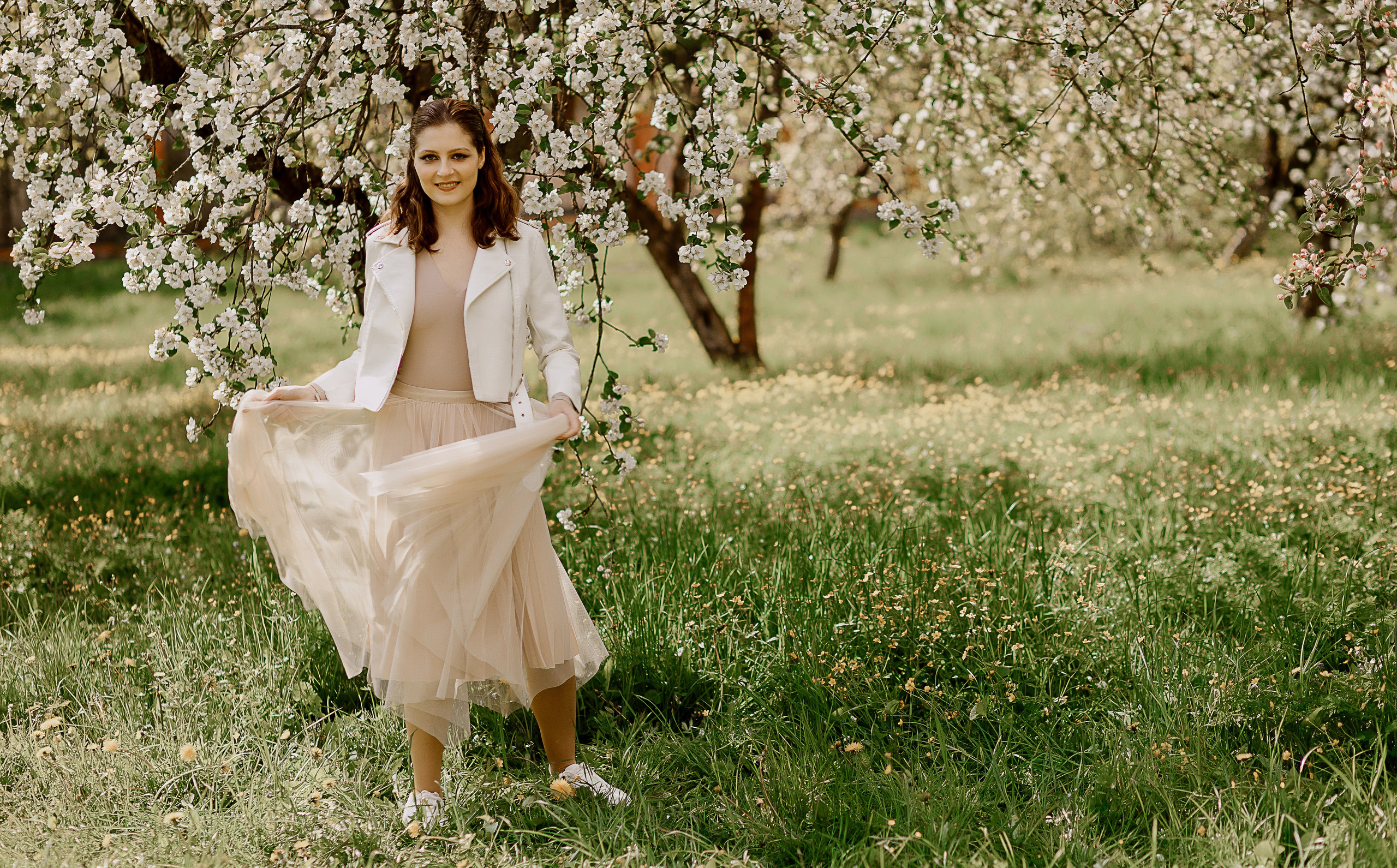 Женская фотосессия в цветущем саду. Семейный и женский фотограф в Москве Надежда Воробьева