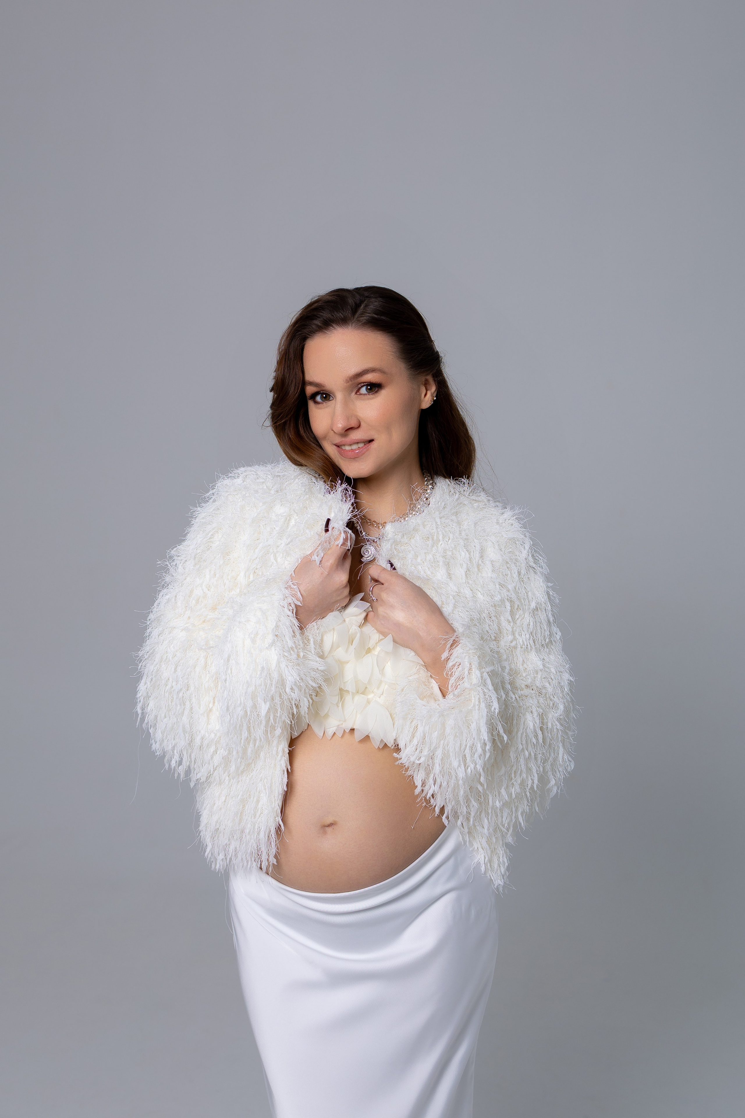 Вероника, классическая портретная фотосессия беременности в студии. Семейный фотограф в Москве Марина Петра