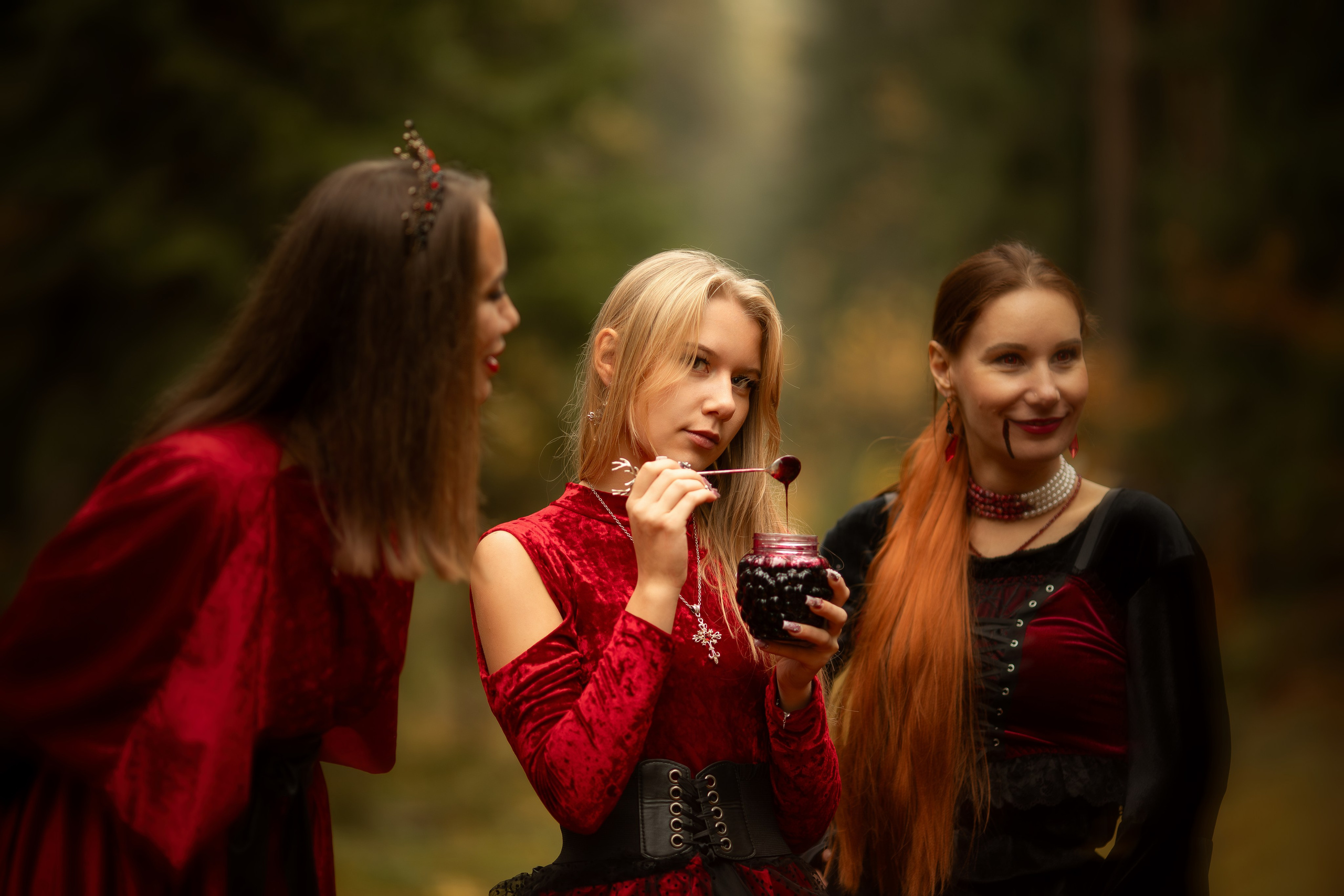 Фотопроект «Вампиры» — тёмная эстетика, осень и красный свет. Фотограф Анна Грошикова — авторская съёмка на рассвете и закате в Москве, Мытищах, Солнечногорске и Московской области