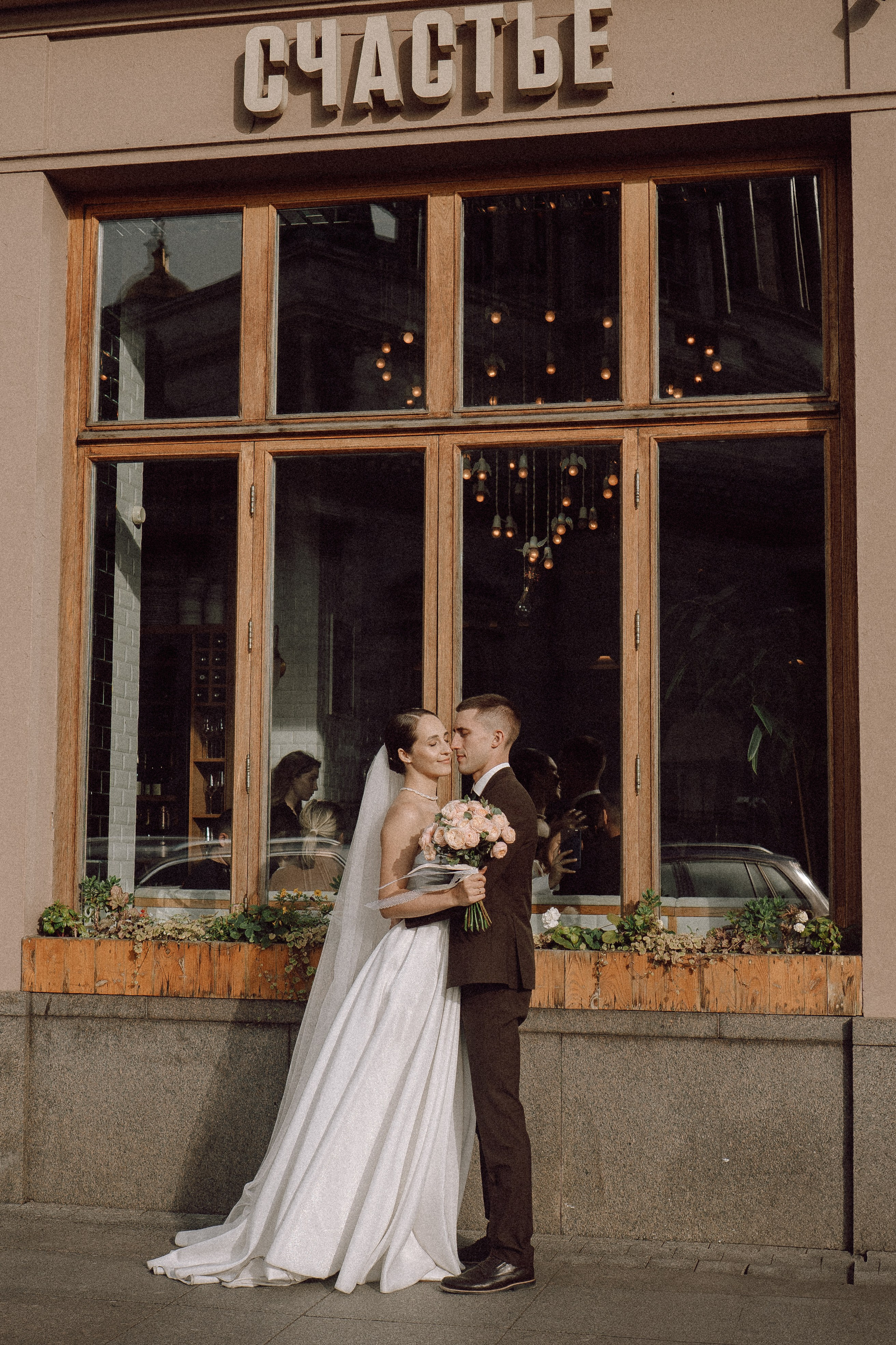 СВАДЕБНАЯ ПРОГУЛКА В САНТК-ПЕТЕРБУРГЕ (ИСАКИЕВСКИЙ СОБОР, ЗИМНЯЯ КАНАВКА, ЭРМИТАЖ И БОЛЬШАЯ МОРСКАЯ УЛИЦА). Профессиональный фотограф, Санкт-Петербург — Виктория Богомолова