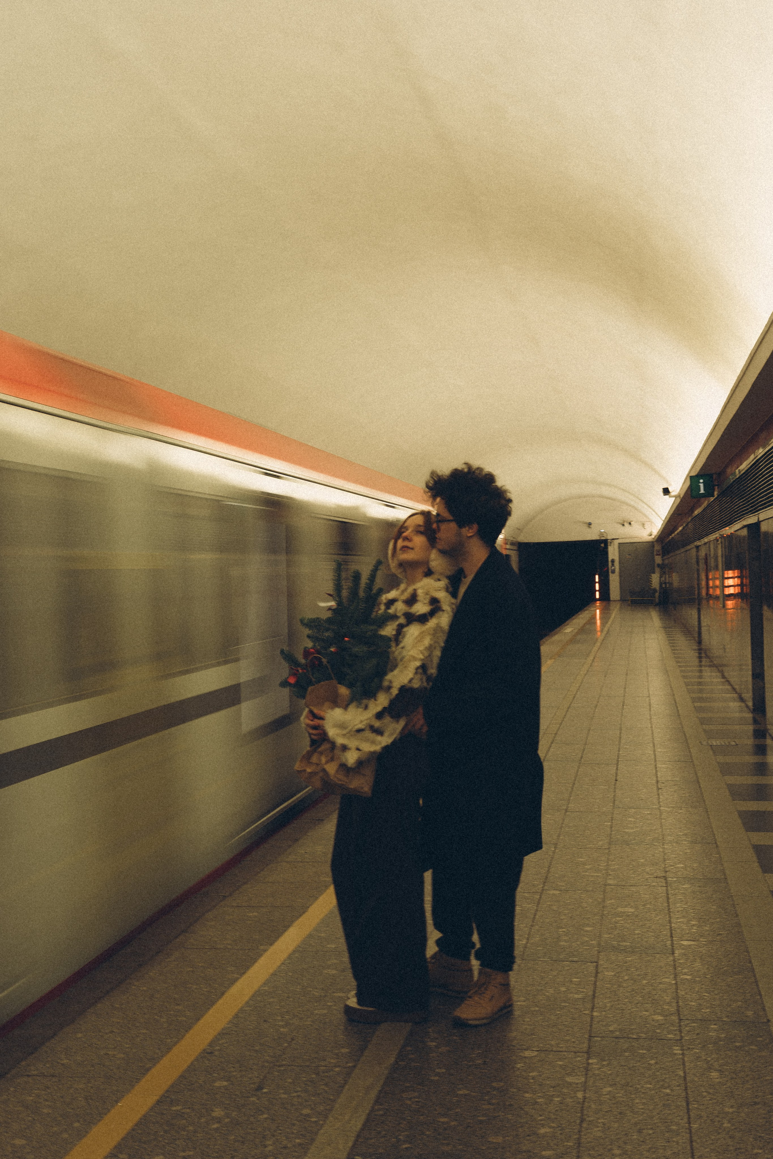 НОВОГОДНЯЯ ФОТОСЕСИИЯ ПАРЫ В МЕТРО ЛЮБОВЬ. Профессиональный фотограф, Санкт-Петербург — Виктория Богомолова