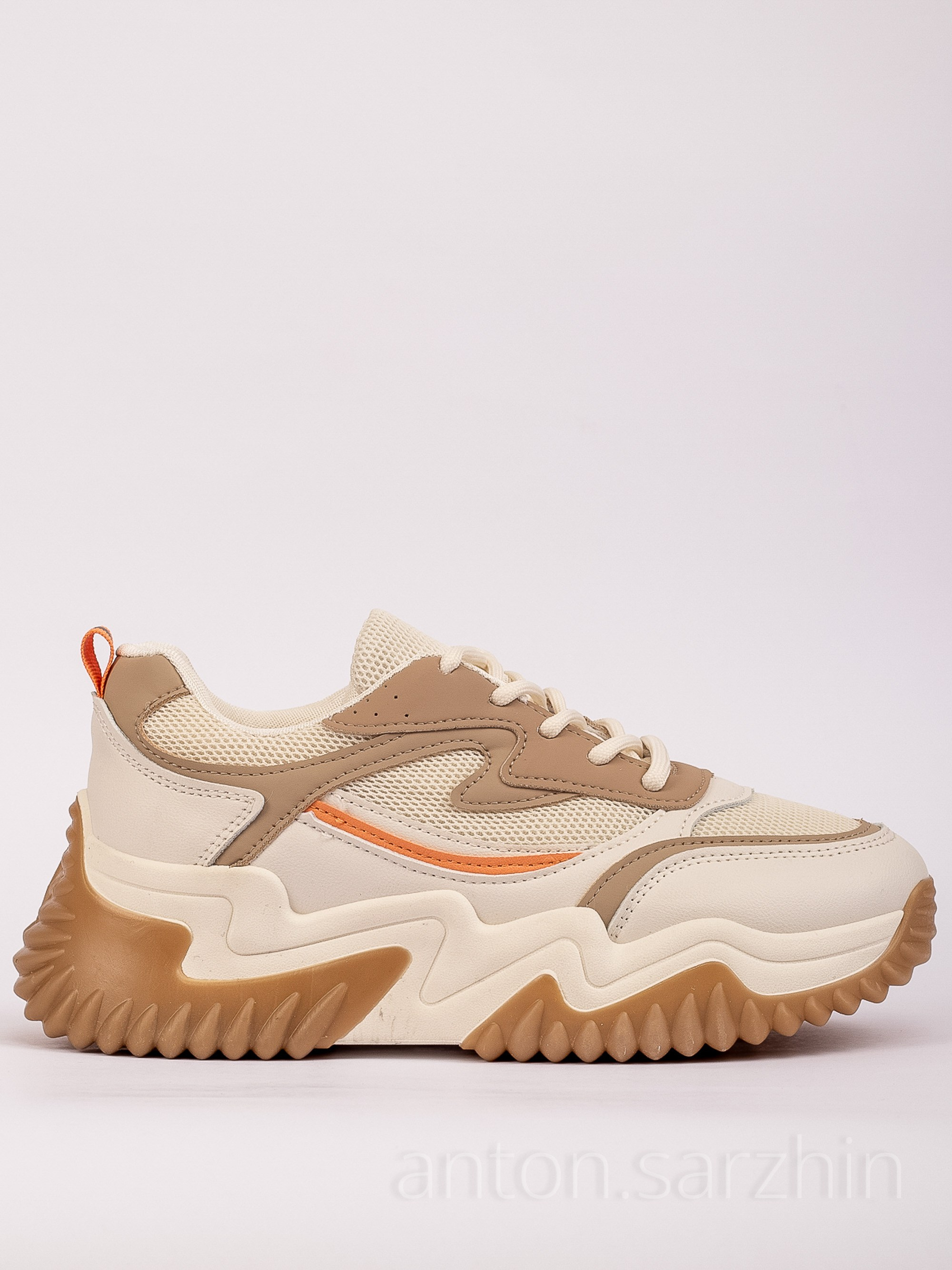 Предметная съемка кроссовок сбоку на белом фоне