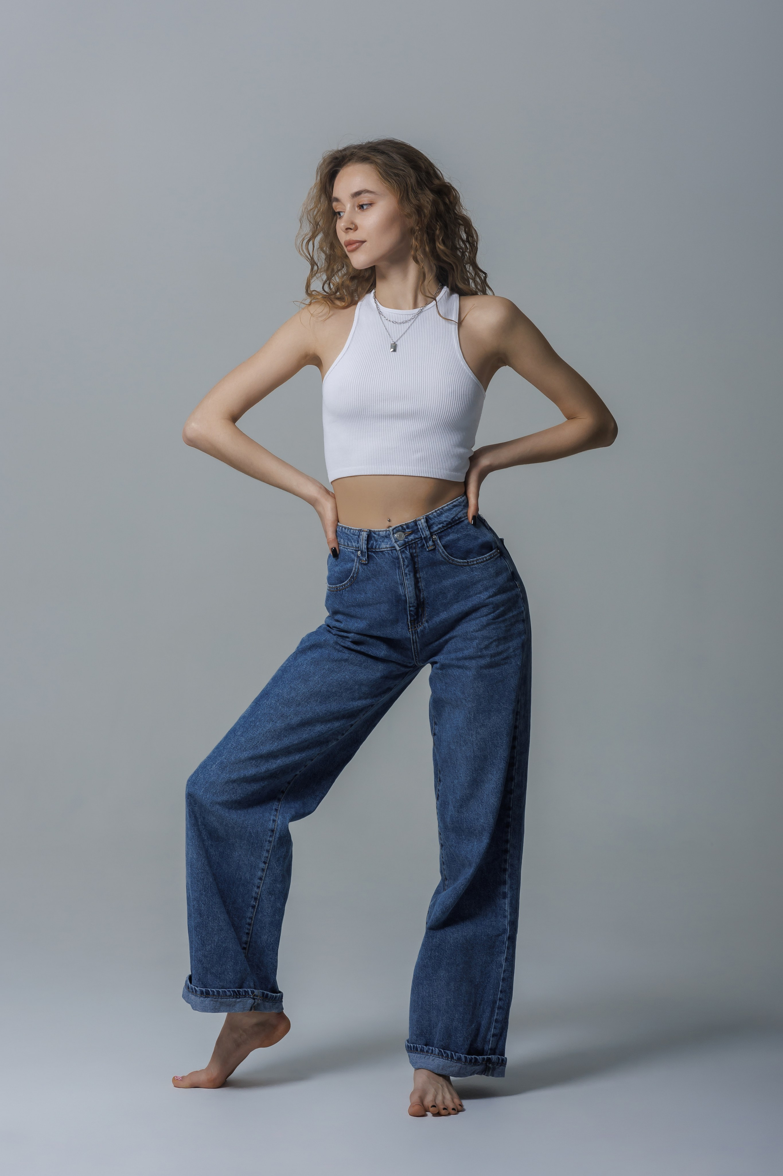 Фото для каталога и маркетплейса, каталожная фотосъемка, фото для бренда, девушка в синих джинсах