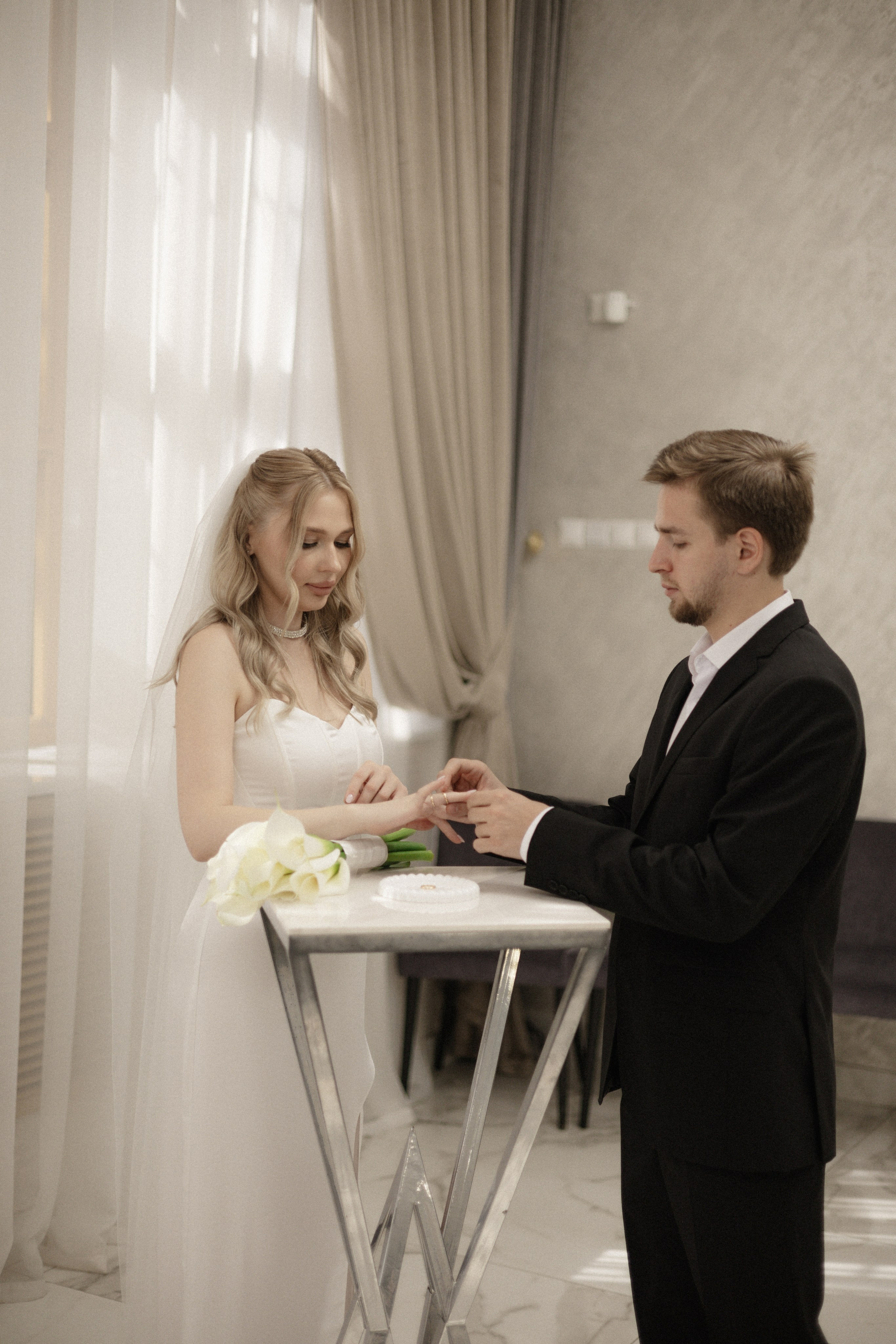 Арина и Дима. Сборы, роспись и прогулка. Свадебный и портретный фотограф в Москве Анастасия Масюк