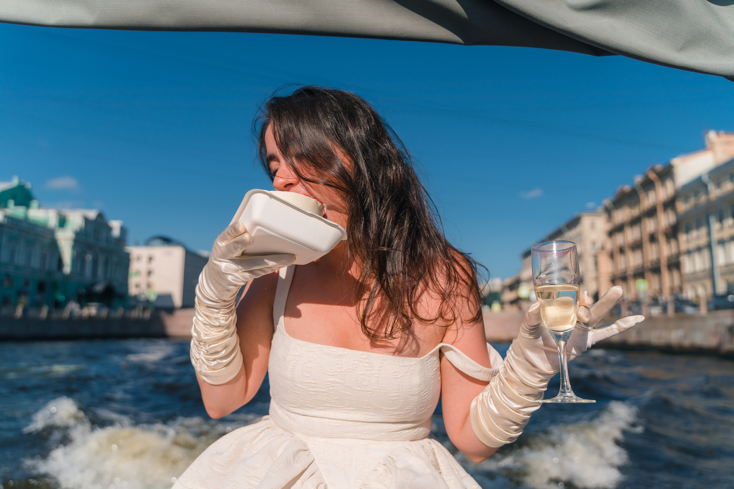 Фотосъемка девичника, встреча девушек, веселые женские портреты