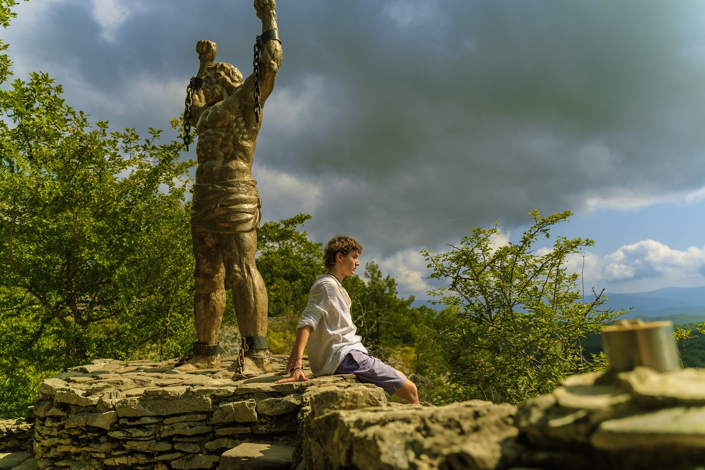 Парень смотрит вдаль на высоте орлиных скал у Прометея в сочи