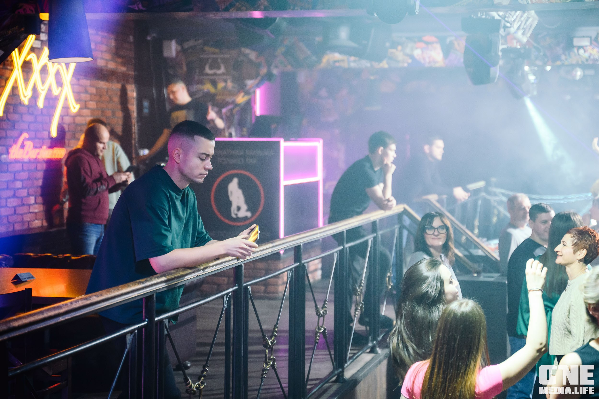 Пятничная туса в XxxX. One Media Life: фоторепортажи, фотоотчеты с мероприятий и заведений
