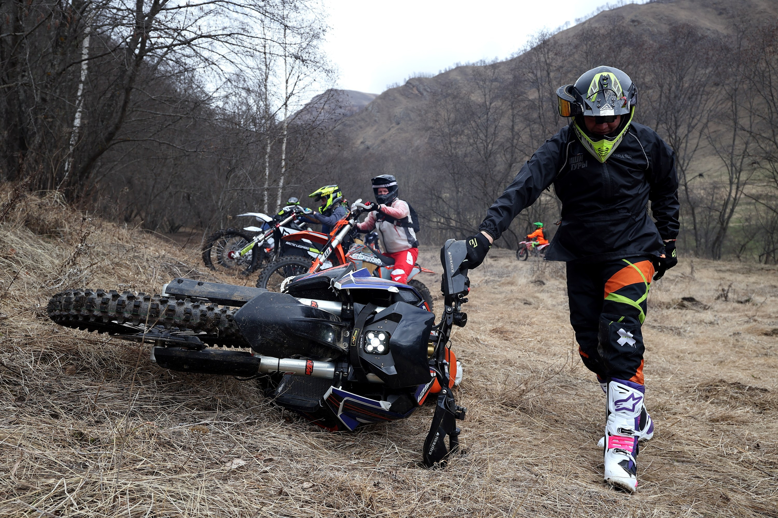 Репортажная фотосъемка выезда на эндуро мотоциклах в Кисловодск с НашиТуры. 