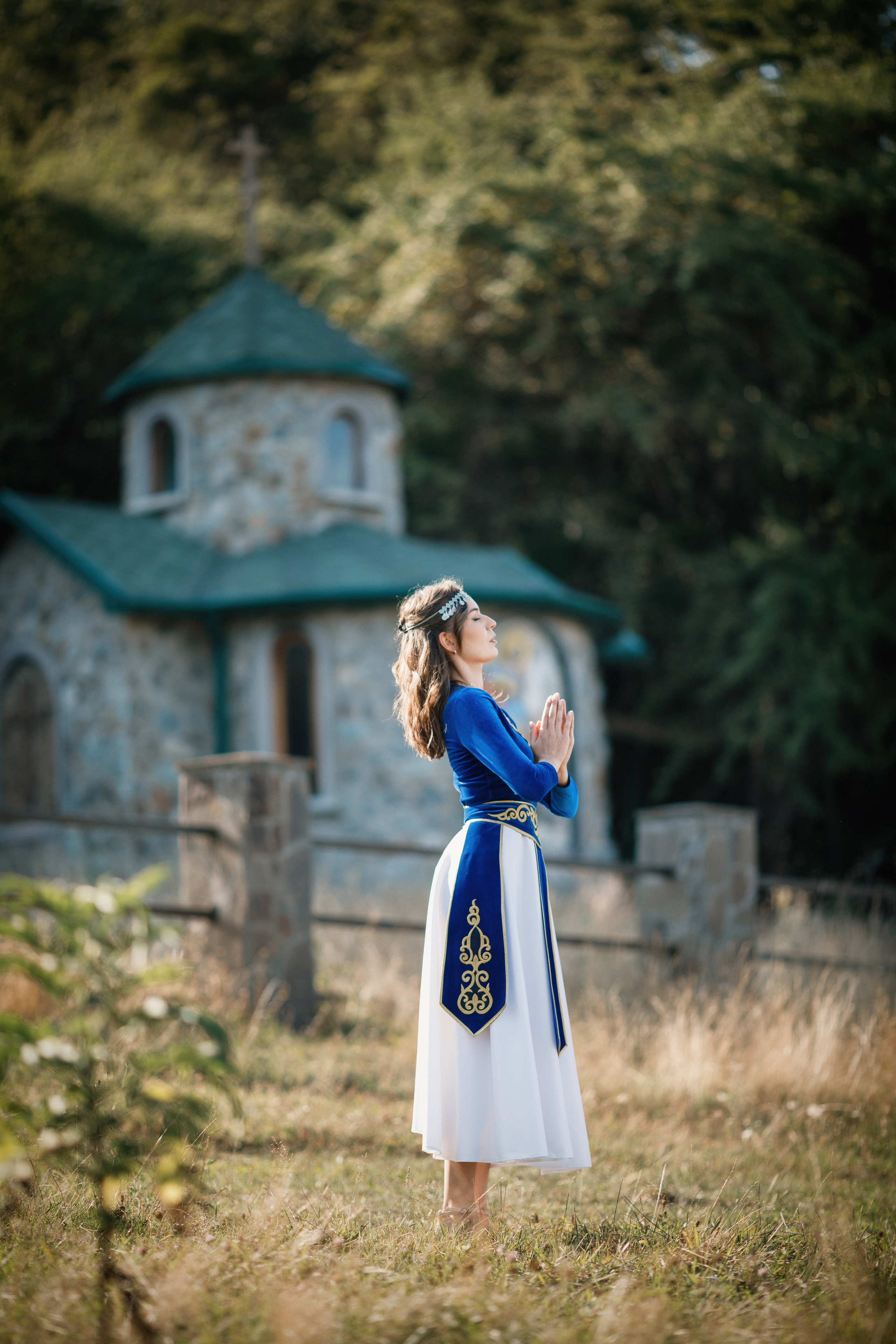 Индивидуальная фотосессия в горах, в армянском национальном платье. Фотограф во Владикавказе Юрий Геворгизов