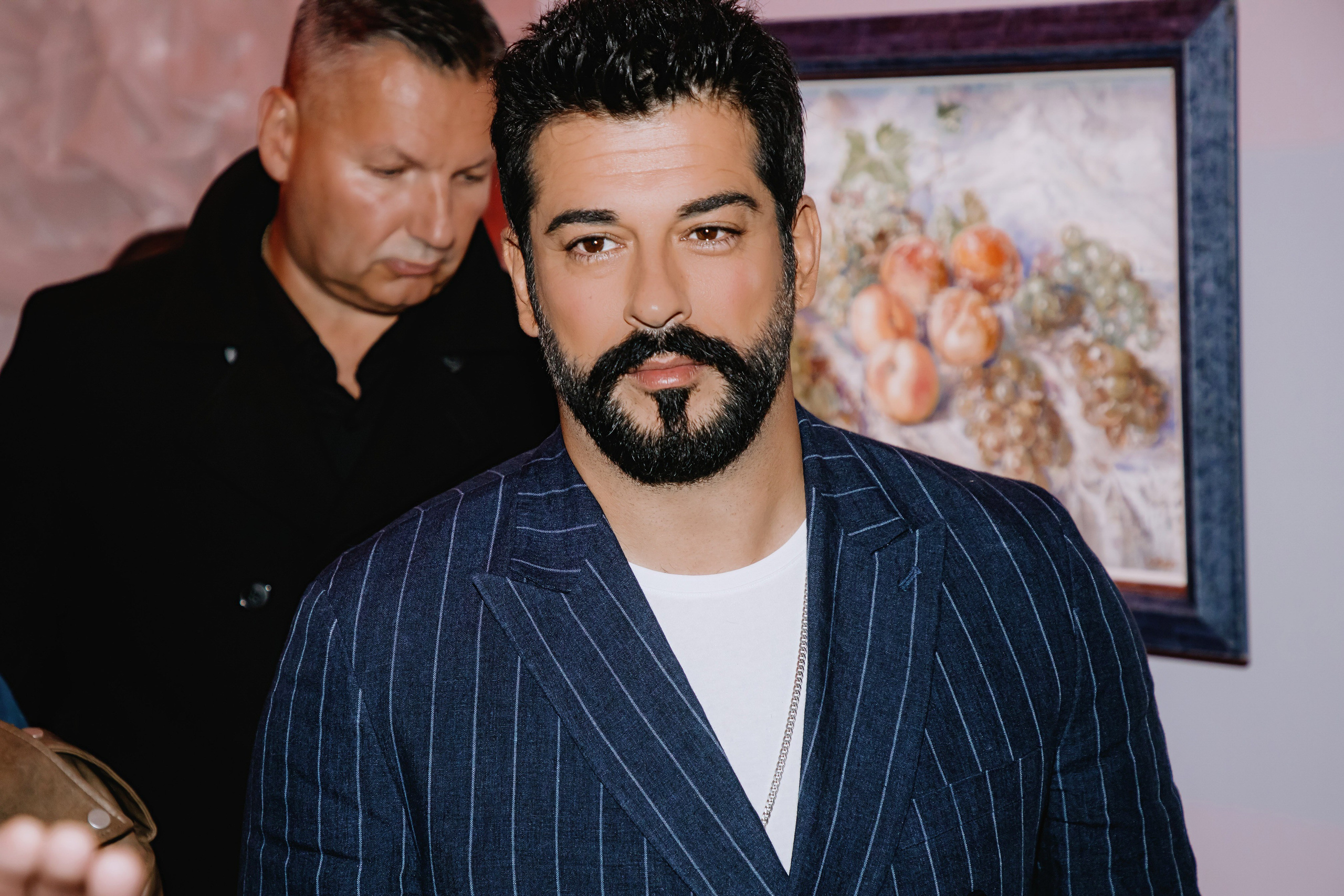 Бурак Озчивит посетил выставку Никаса Сафронова. Фотограф в Москве и Санкт-Петербурге Дарина