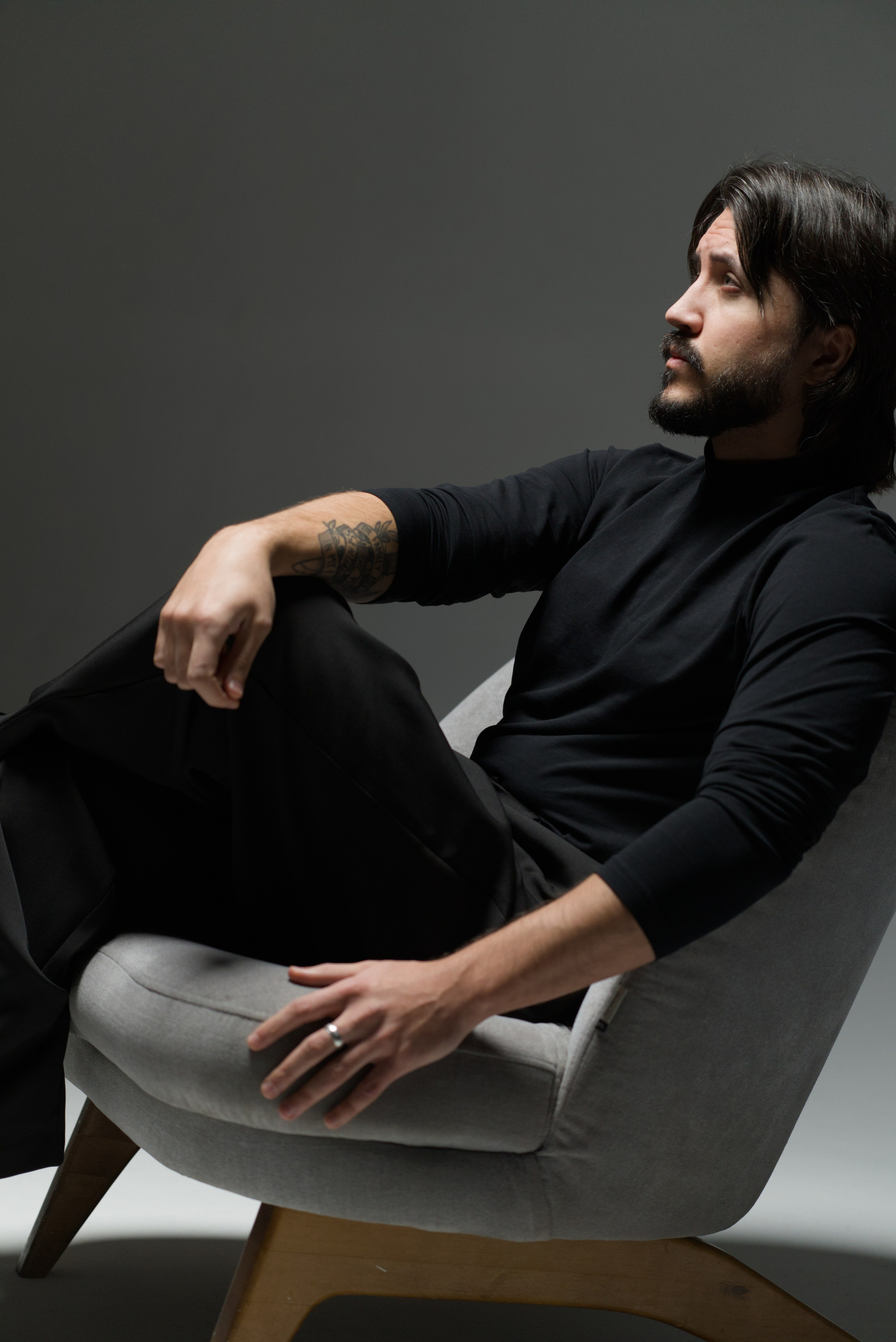 Мужской портрет в кресле. Мир глазами Саши Д