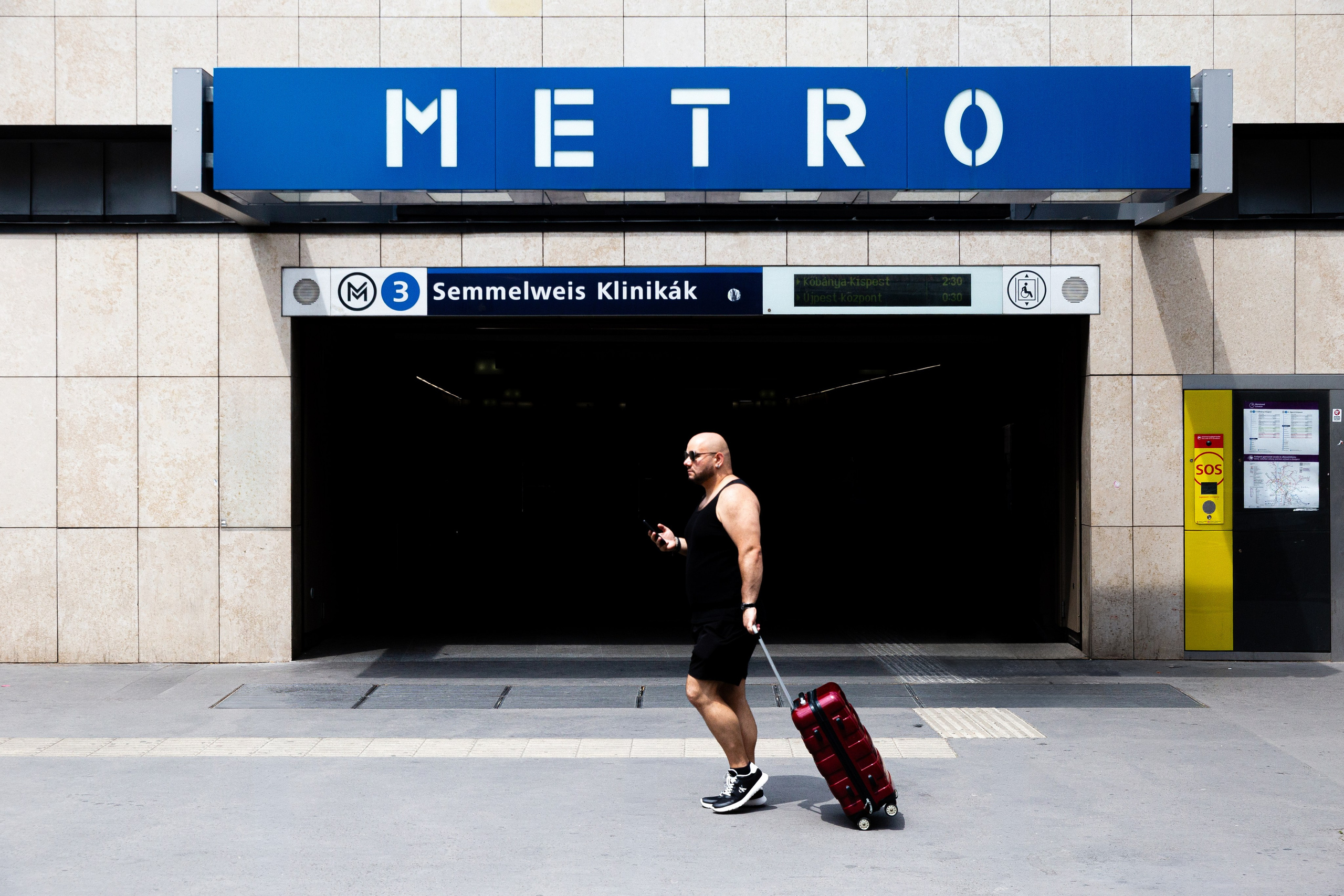 STREET PHOTOGRAPHY. Photographer in Budapest  — Yura Knyazev