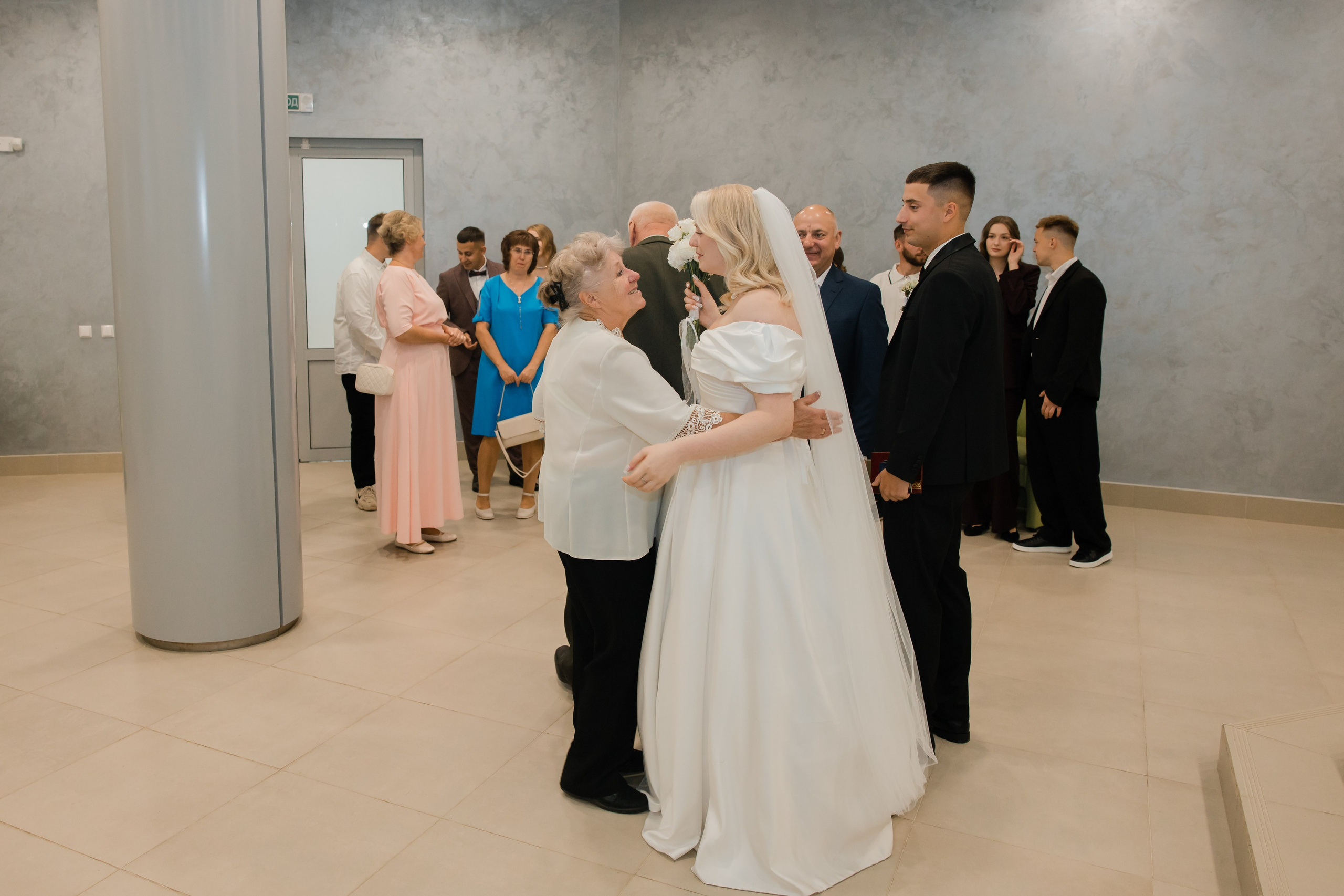 Отдел ЗАГС Администрации Первомайского района. Видеосъемка и фотосъемка свадеб. Фотограф и оператор на свадьбу. Видеосъемка подкастов, собственная видео-фотостудии. Предметная фотосъемка