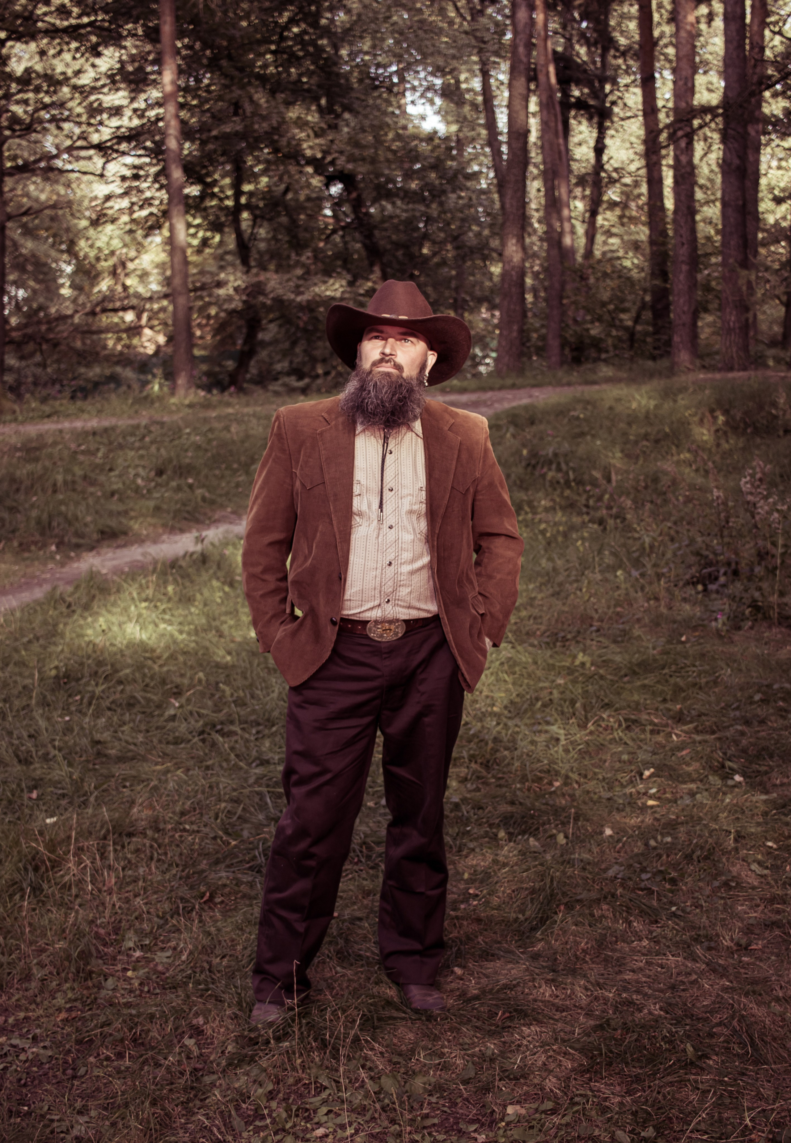 Мужчина в лесу, образ в стиле бохо, тёплый солнечный свет • фотограф Карасёва Елена