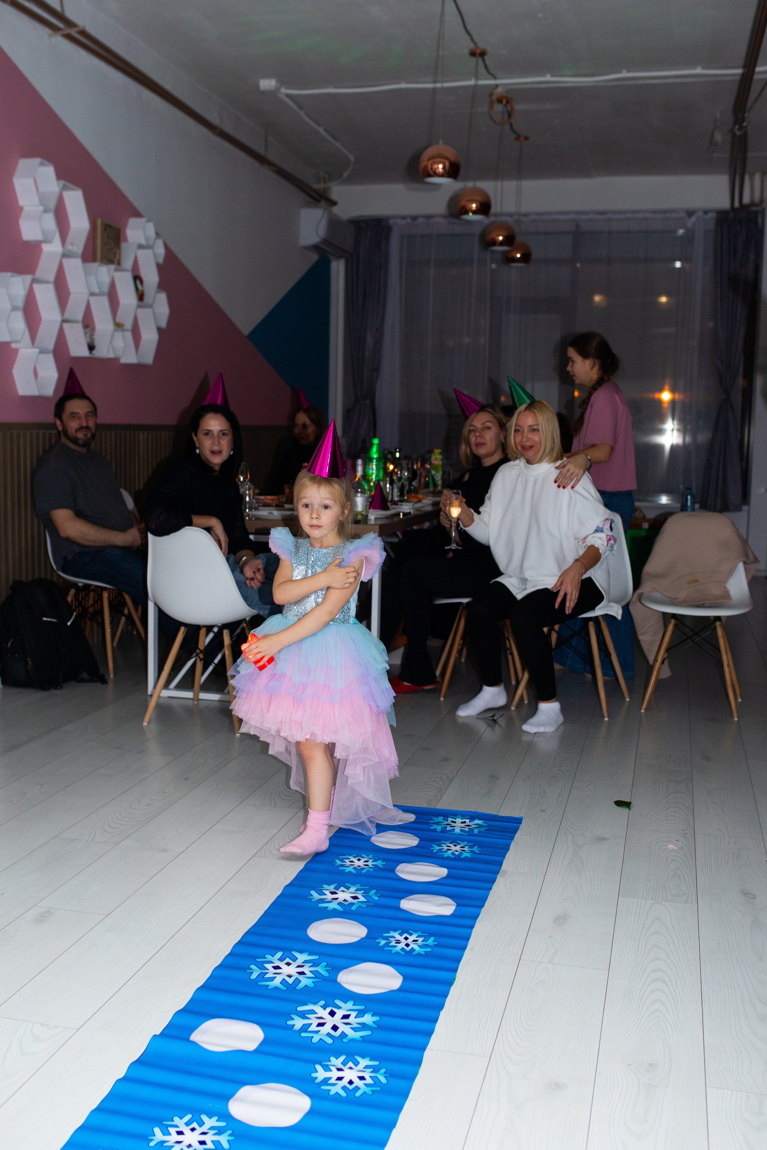 Гринч или как выключили свет в лофте вечером) атмосферные фото детского праздника со свечами и фонариками. Фотограф в Новосибирске Ася Зверева