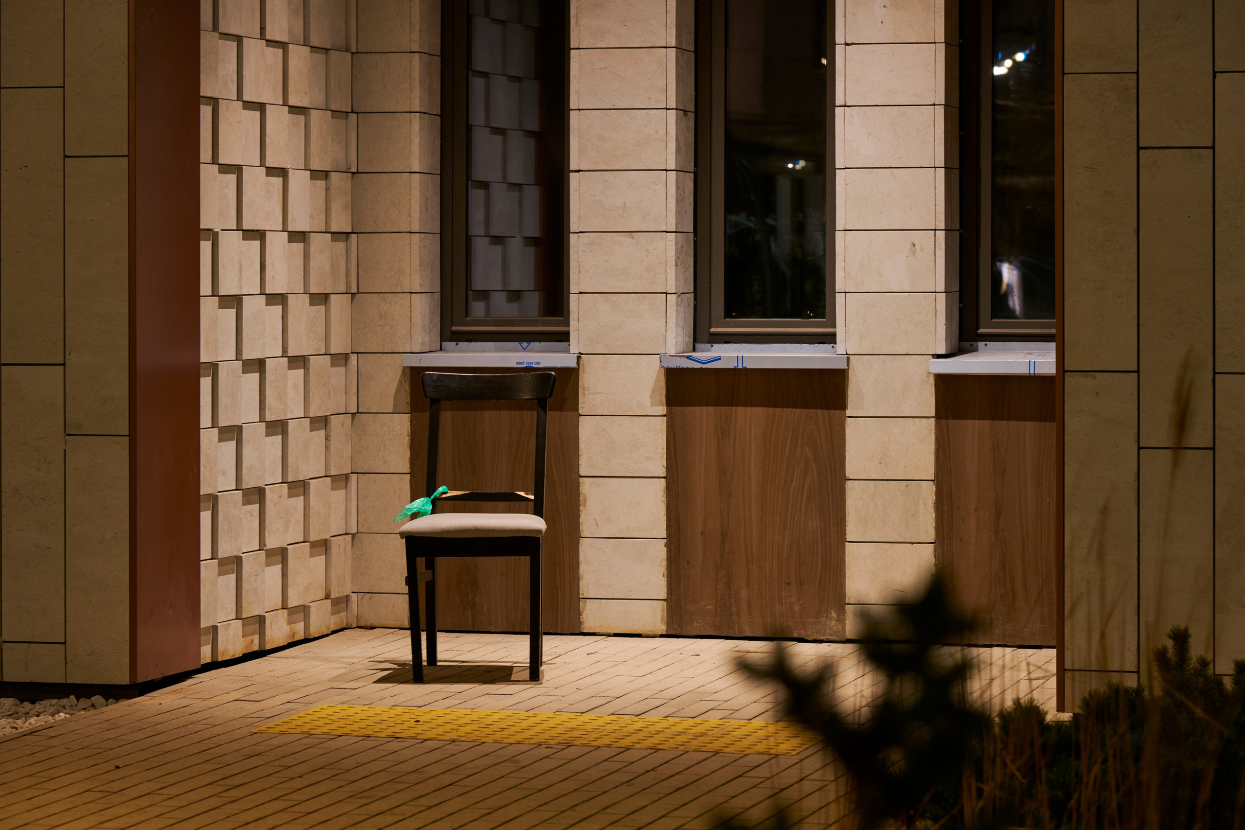 Входная зона и фасадные панели, тёплая подсветка