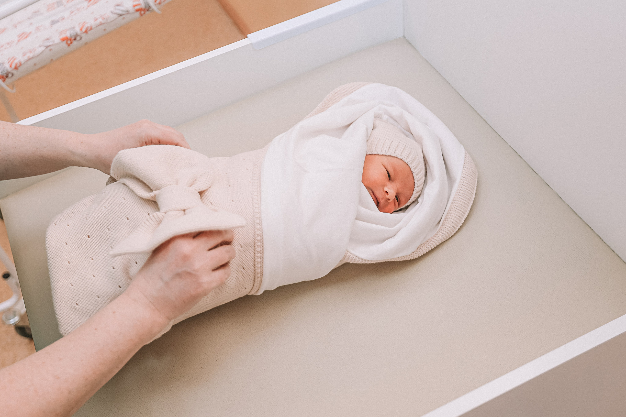 Выписка палата+внизу ПЦЭ. Семейный фотограф Тюмень, фотограф на роды Салмина Мария