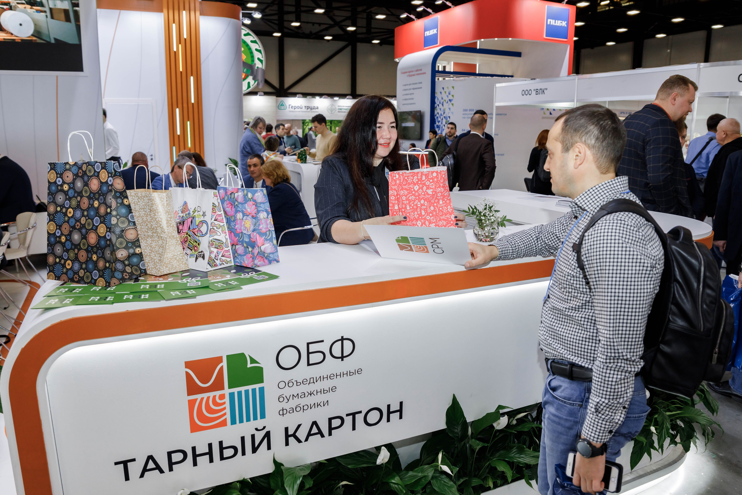 PulpFor, Работа стенда ОБФ (Объединенные бумажные фабрики). Репортажный фотограф в Москве Сергей Мирошников