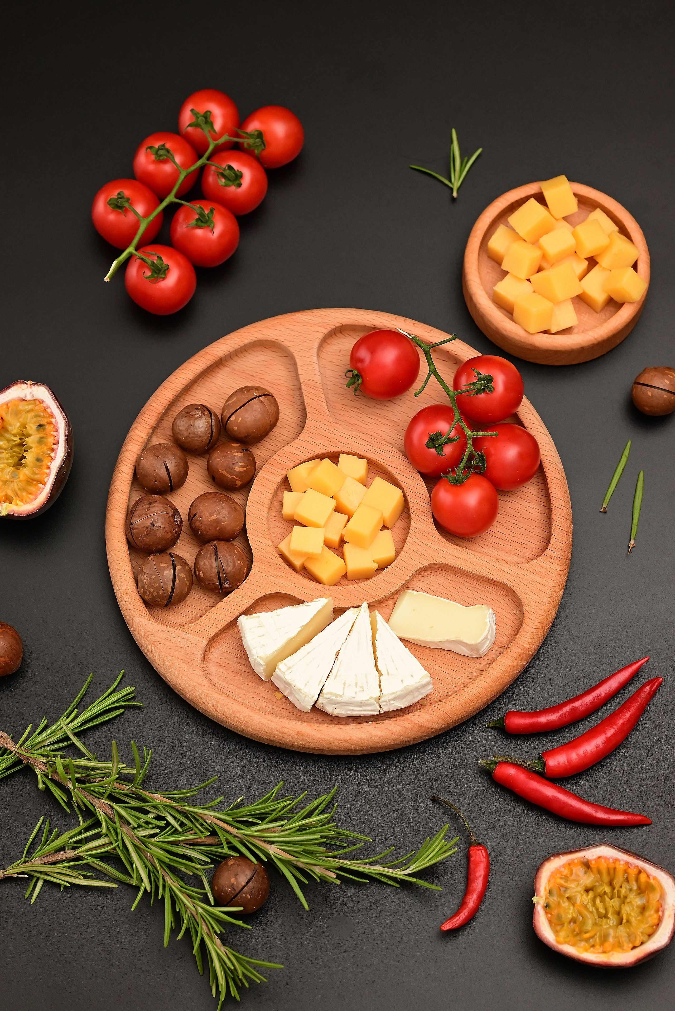  каталожная съемка, рекламное фото,фудфото  , масло сыродавленное на черном зеркальном фоне