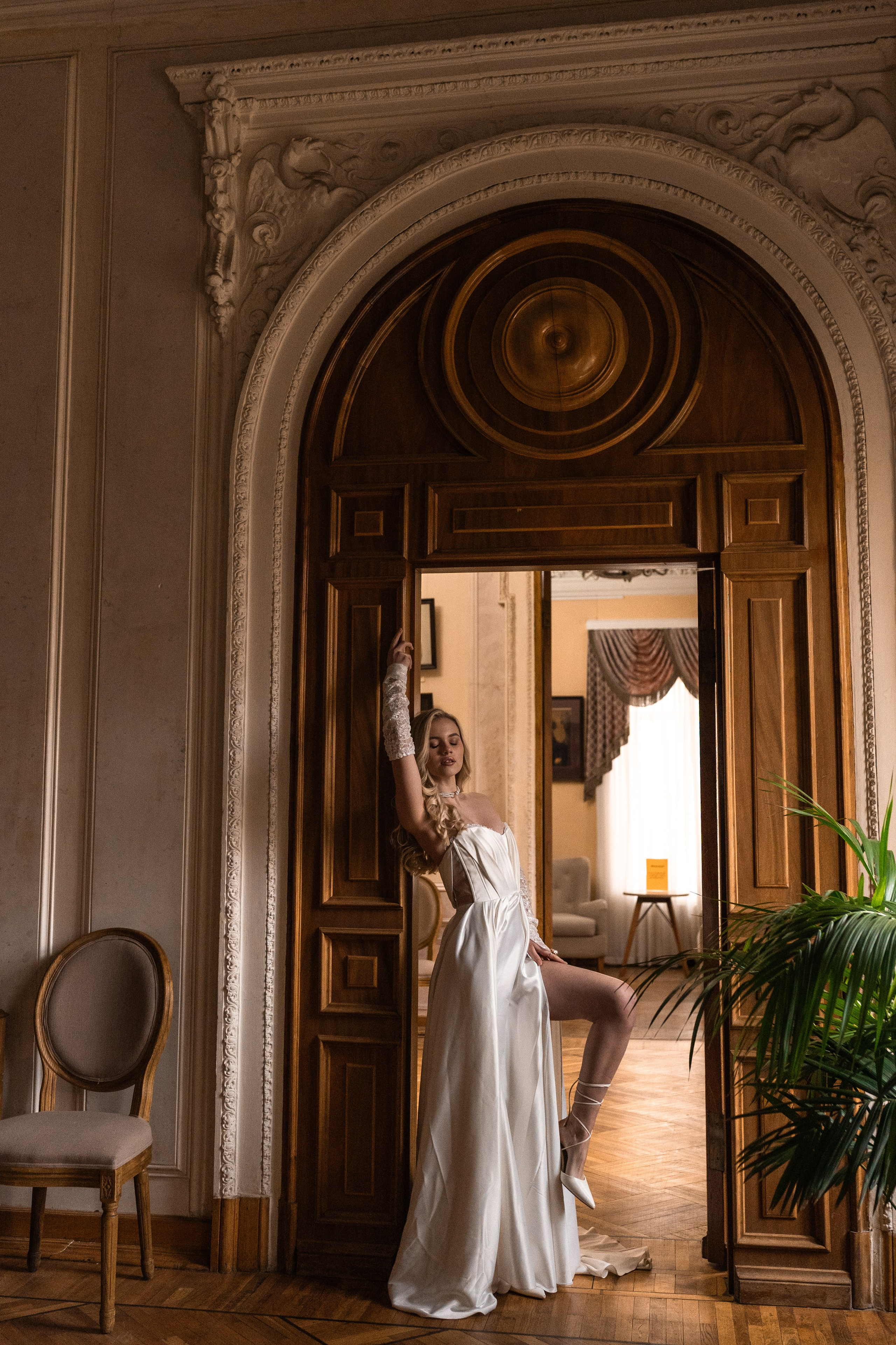 Свадебная фотосессия в Пушкинской библиотеке. Свадебный фотограф в Москве Анна Полушина