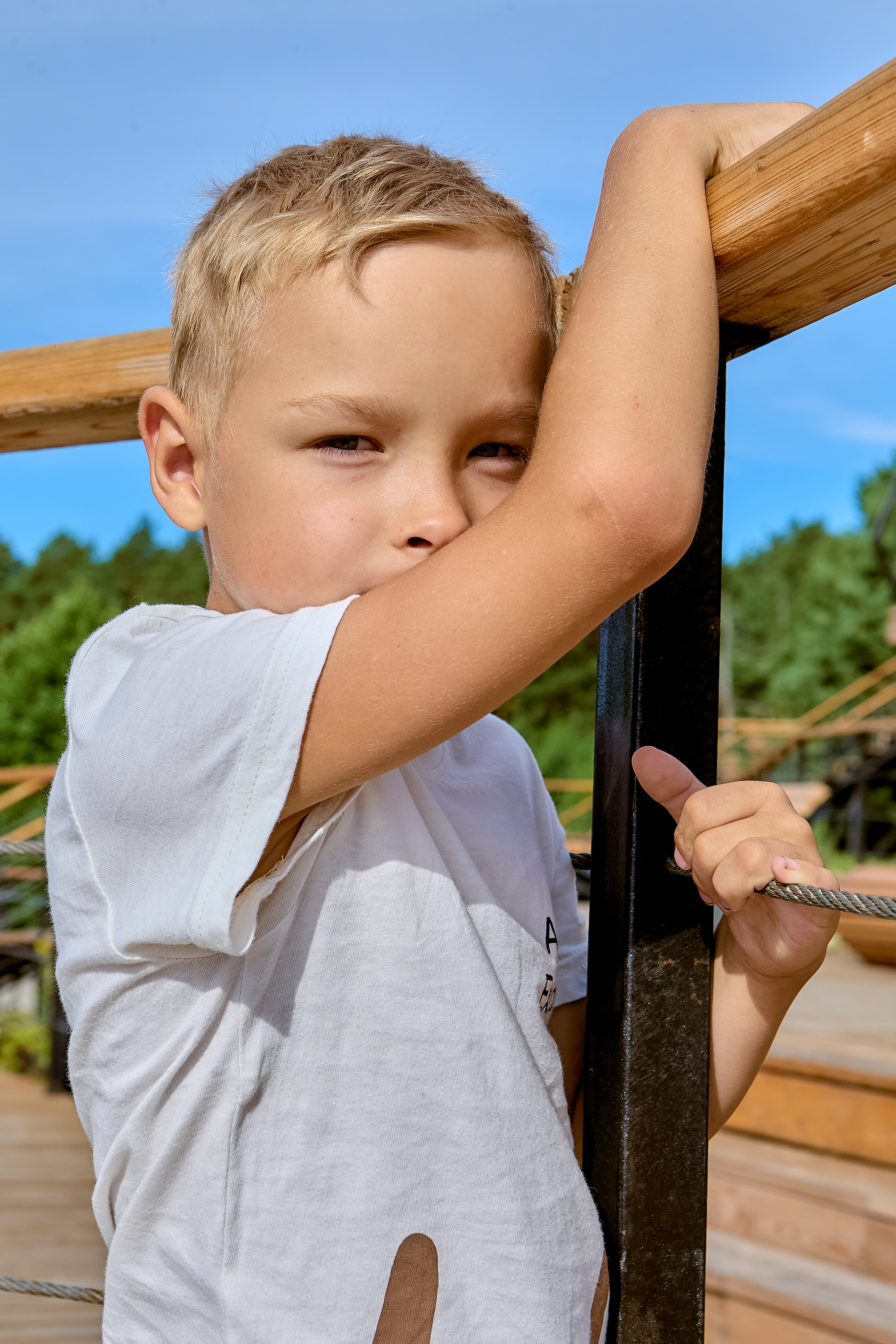 Семейная прогулка летом на озере