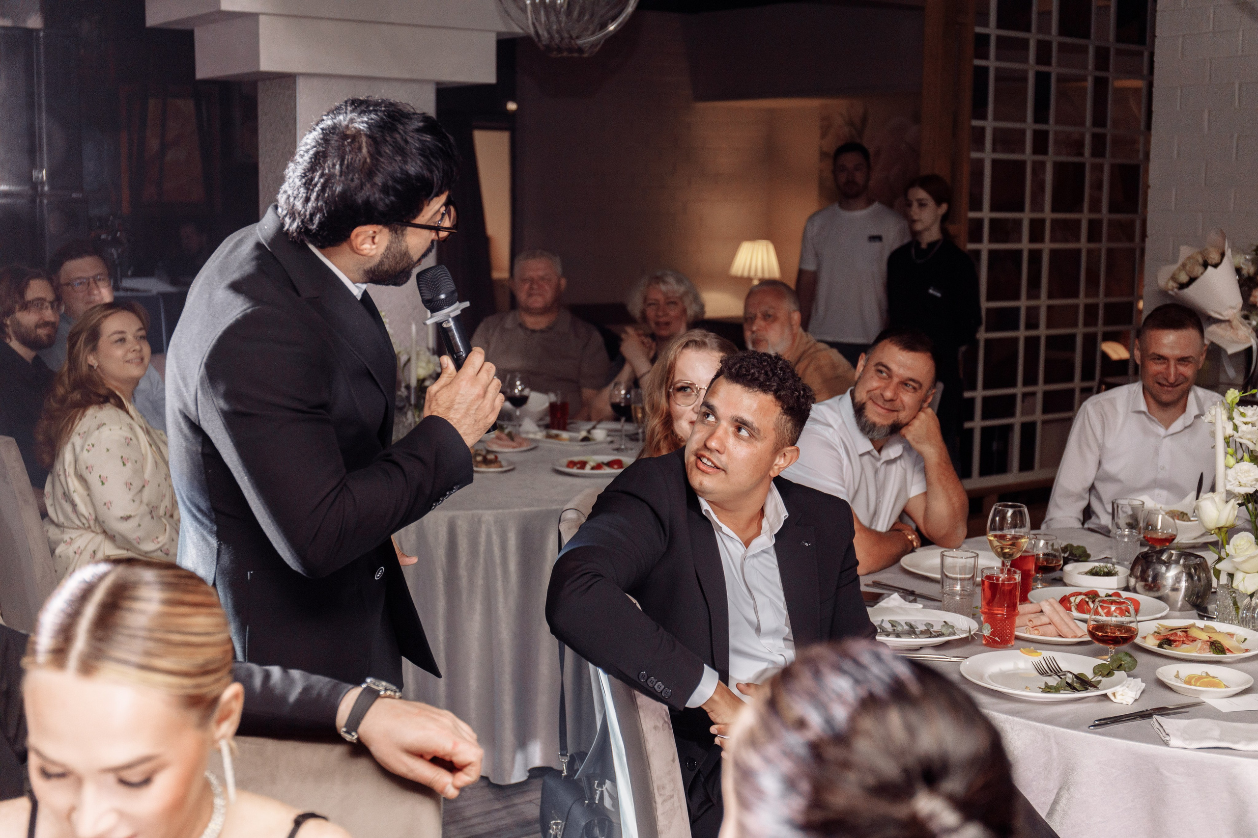 Свадебная фотосессия красивый банкет. Свадебный фотограф в Екатеринбурге Илья Корсаков