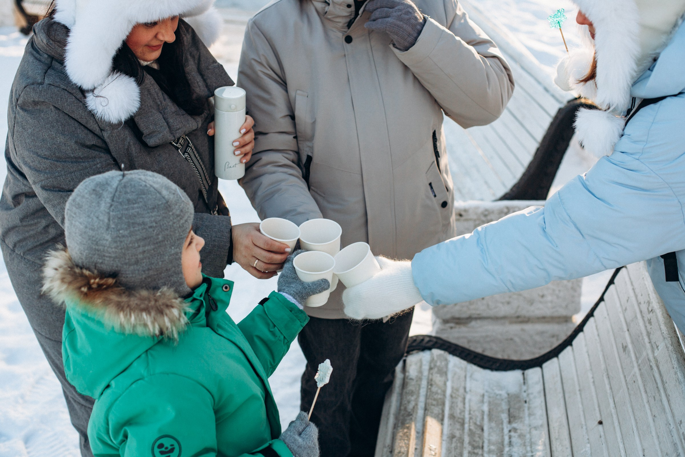 Анна с семьей в феврале. Фотопрогулка в Петербурге. Индивидуальный и семейный фотограф в Санкт-Петербурге