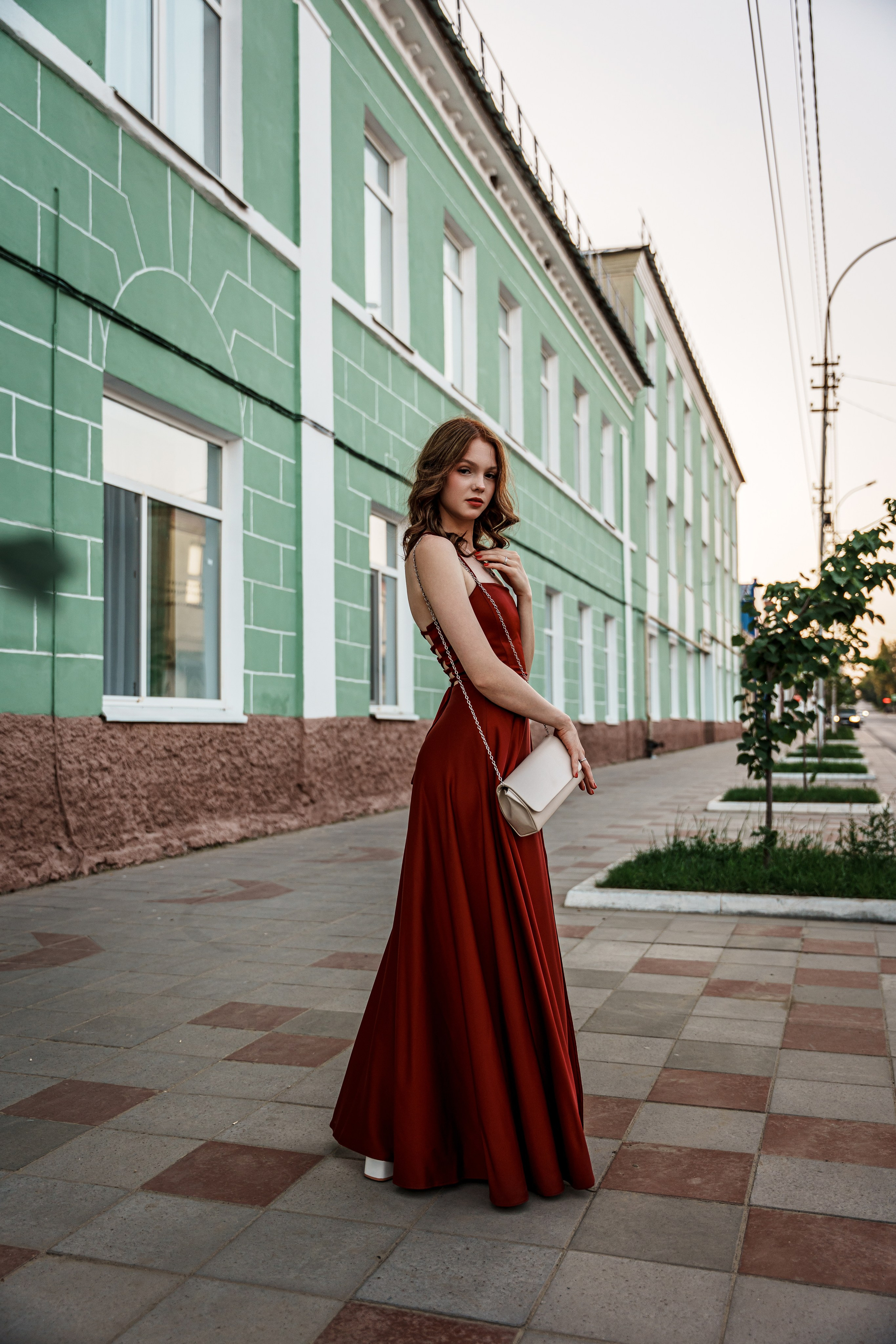 Женская фотосессия в стиле Lifestyle | Красное платье в городе