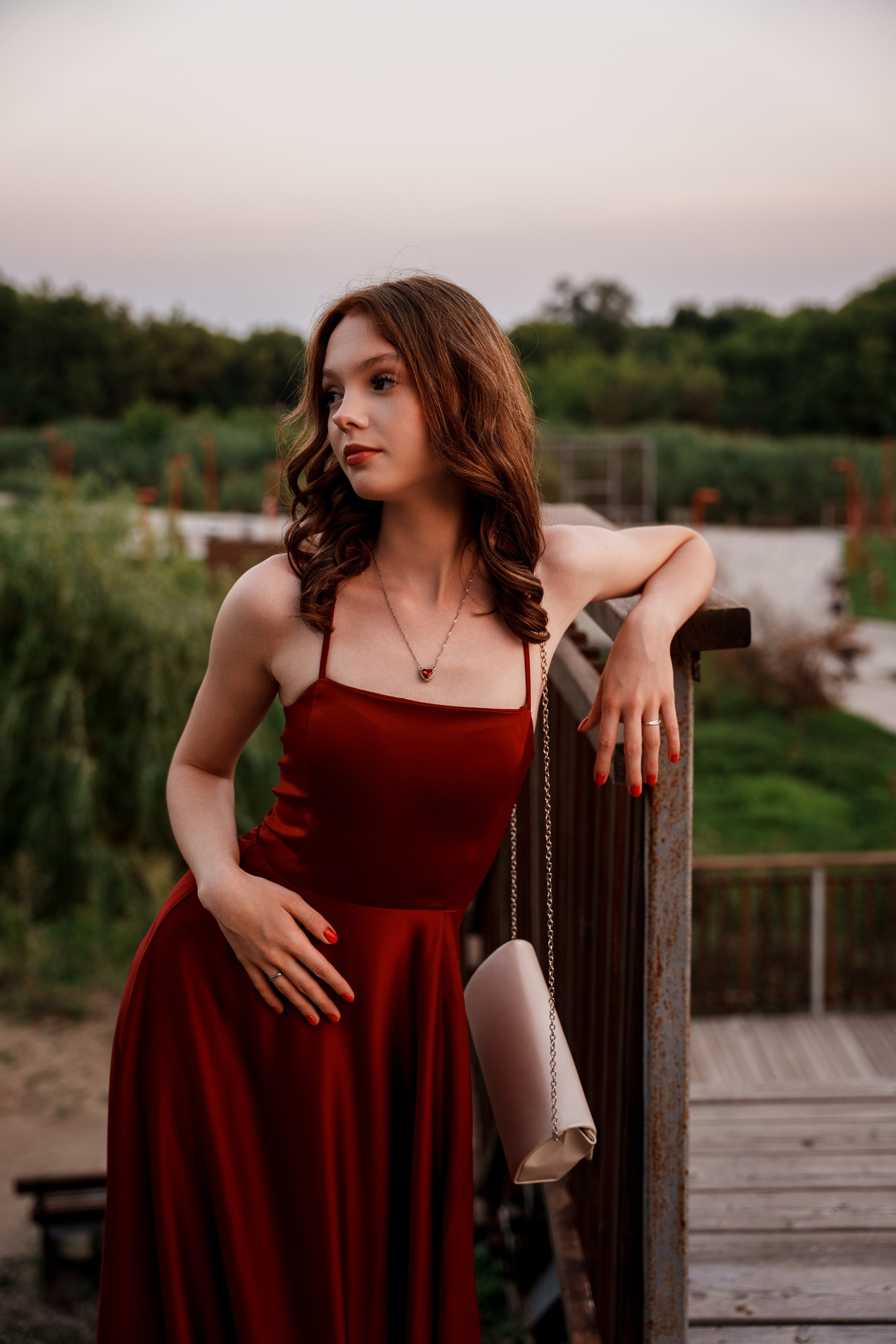 Женская фотосессия в стиле Lifestyle | Красное платье в городе