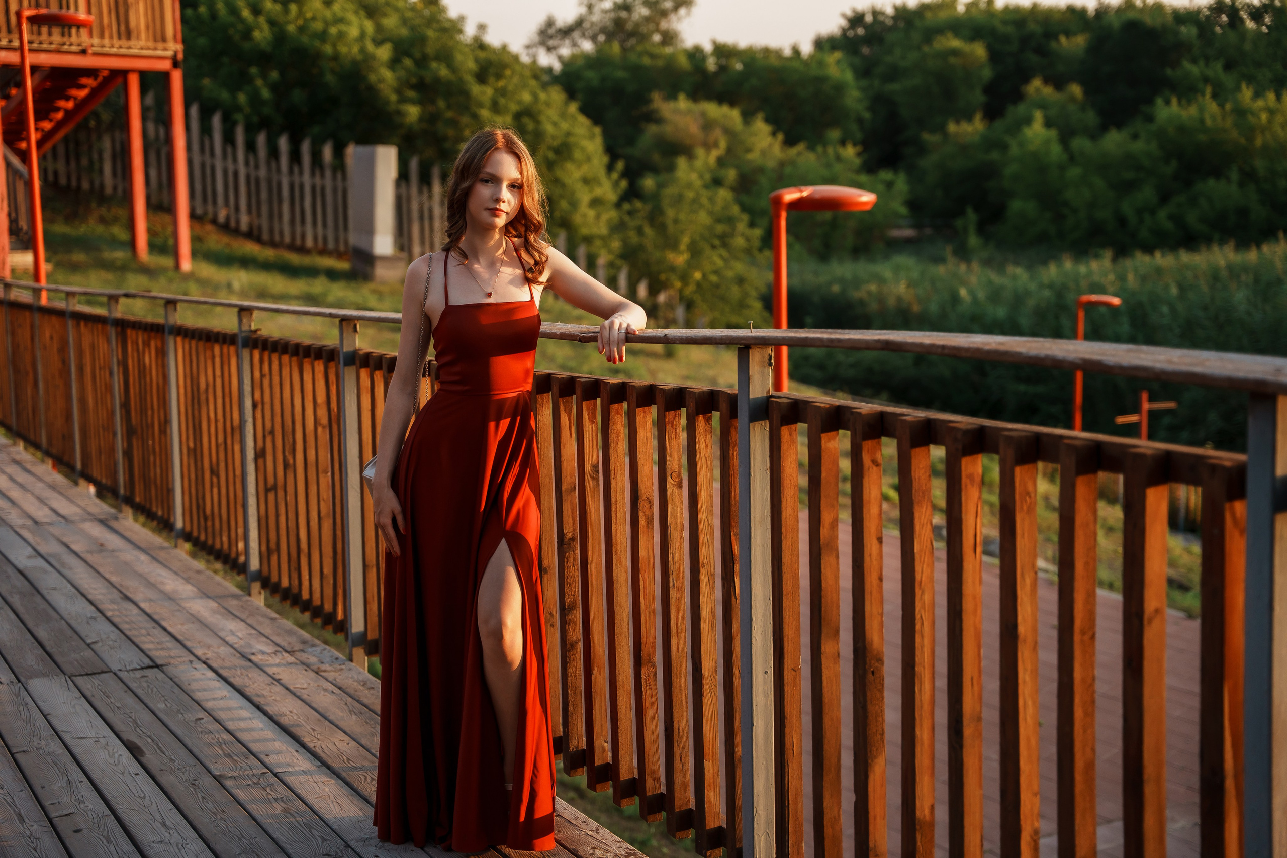Женская фотосессия в стиле Lifestyle | Красное платье в городе