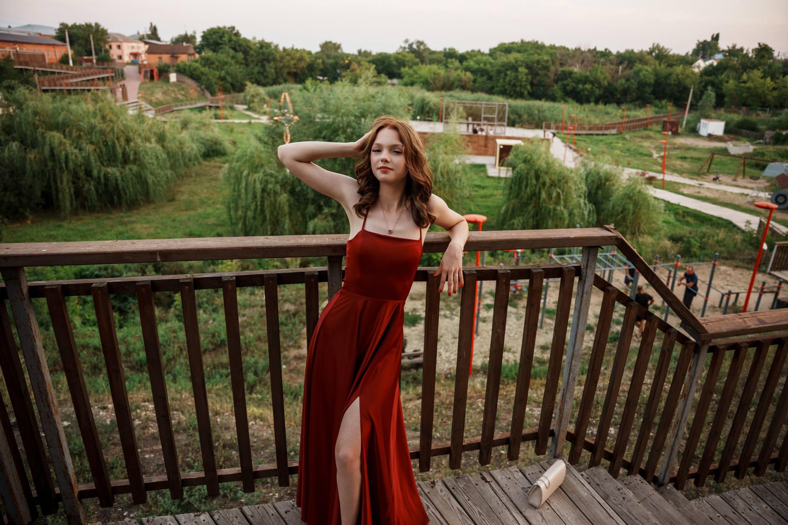 Женская фотосессия в стиле Lifestyle | Красное платье в городе