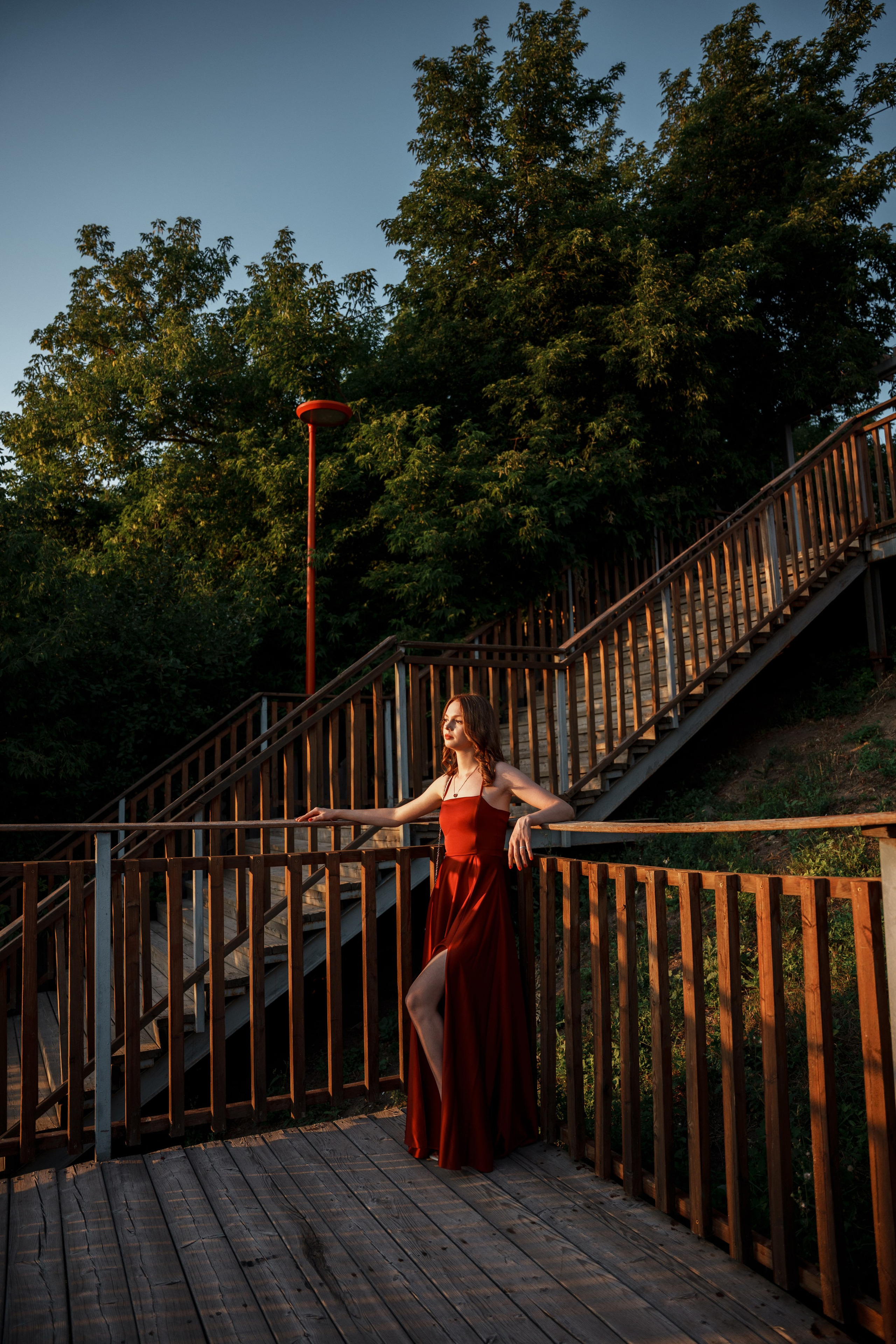 Женская фотосессия в стиле Lifestyle | Красное платье в городе