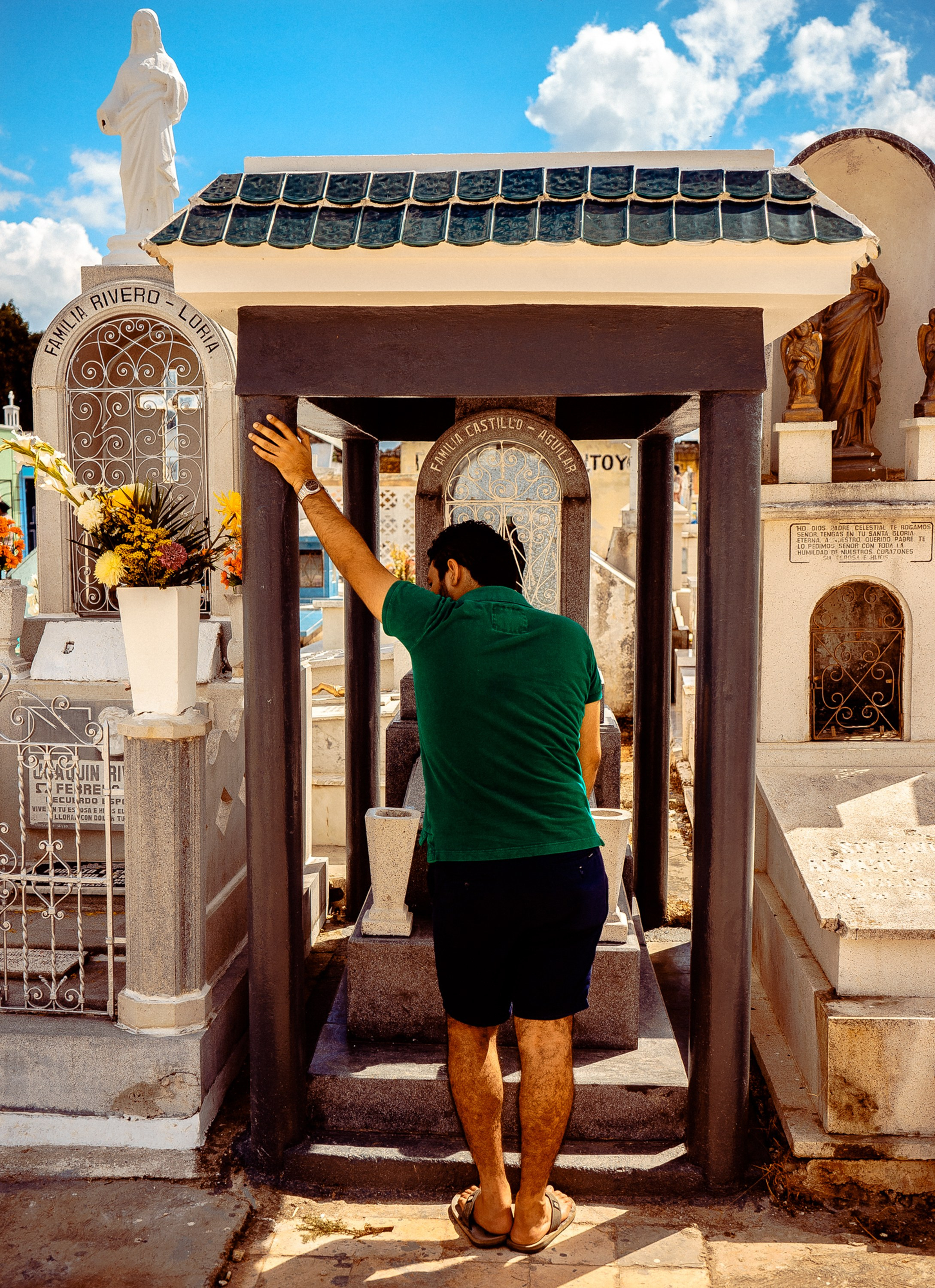 Мужчина скорбит на могиле.