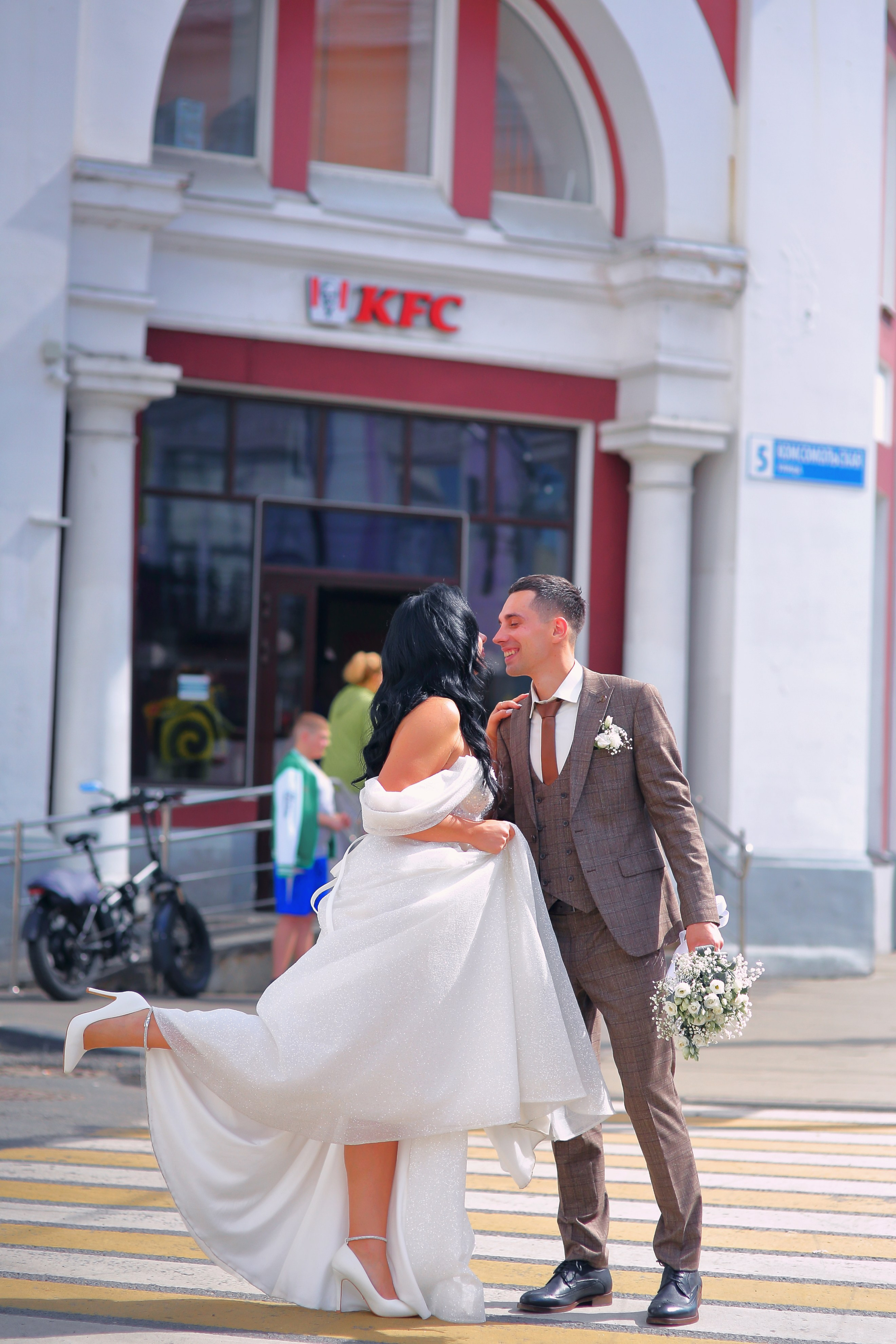 Съемка пары Марии и Ильи, гуляющих по городу. Свадебный и репортажный фотограф в Ярославле и Санкт-Петербурге Роман Микрюков