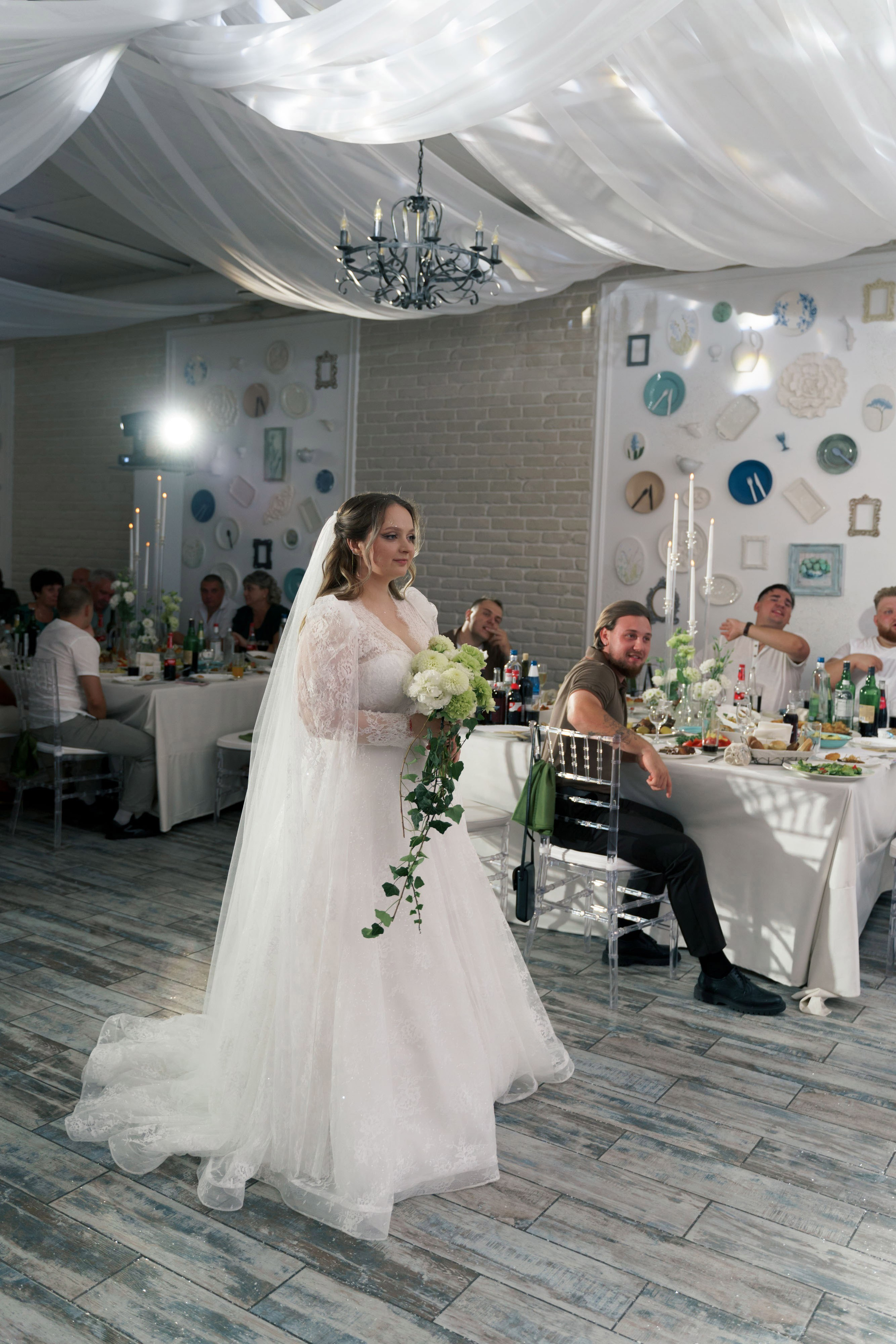 фотосессия свадебного банкета букет невесты