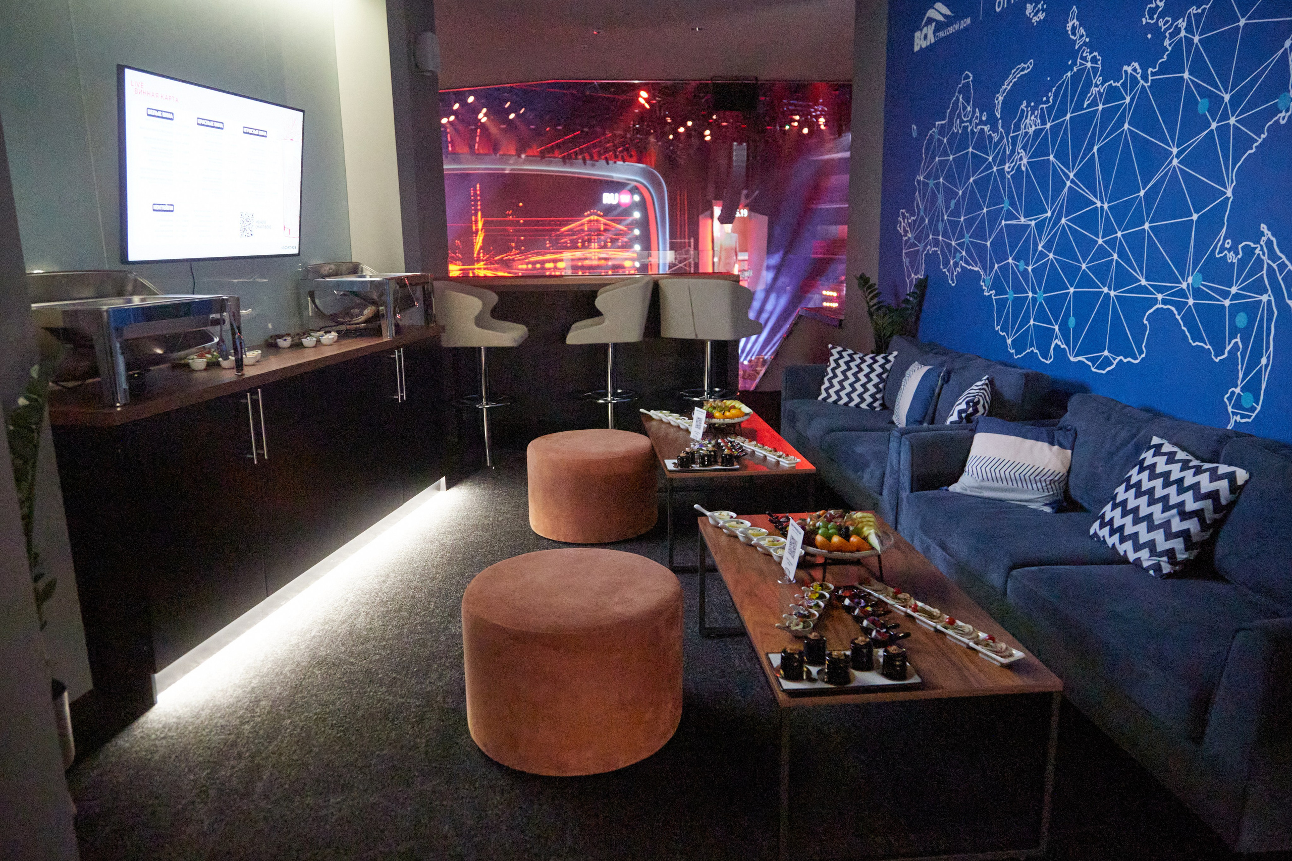 Кейтеринг  — фуд-фотография: Фуршетный зал с сервировкой