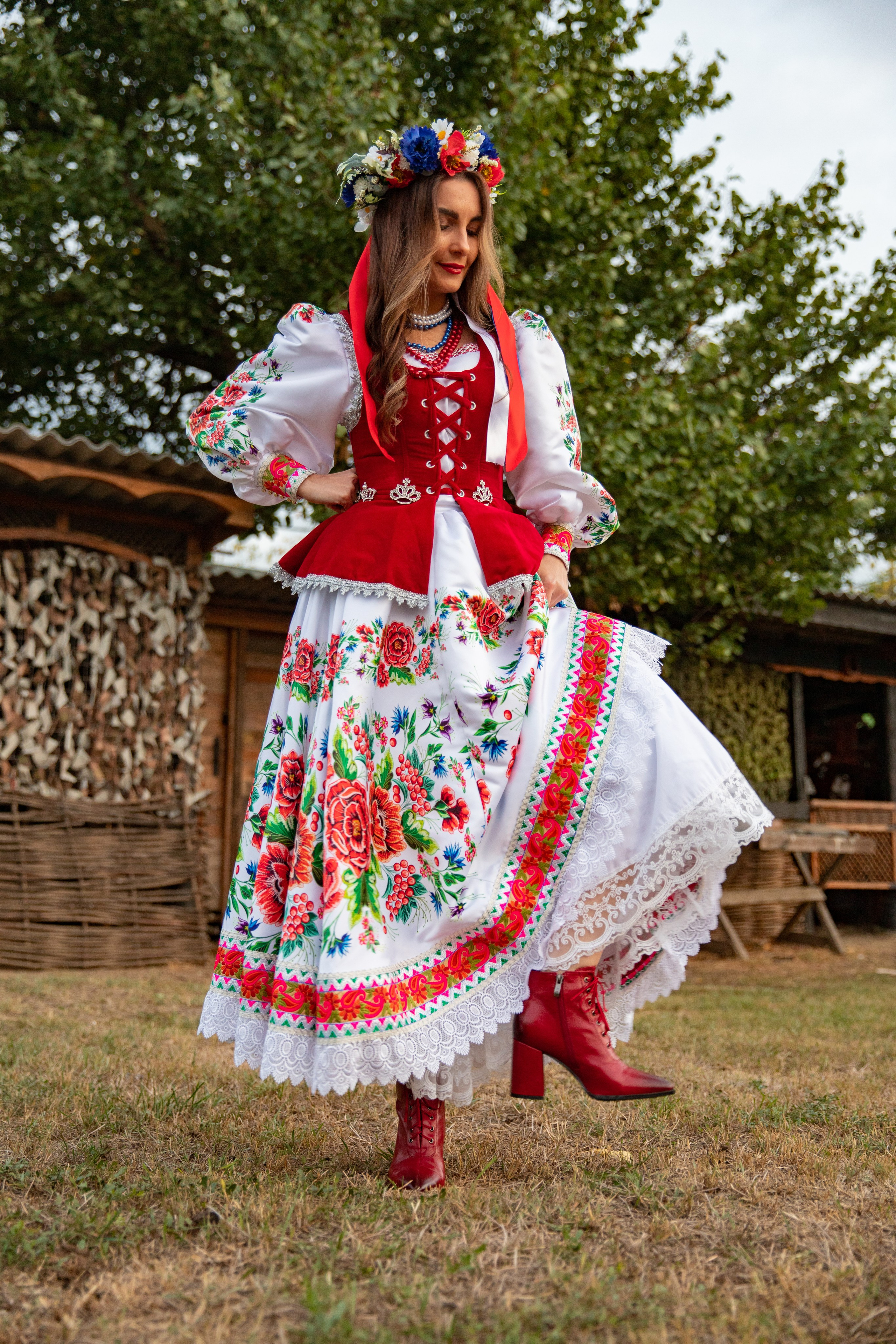Девушка в казачьем платье демонстрирует элементы своего наряда, оборачивая на себя взгляды зрителей.