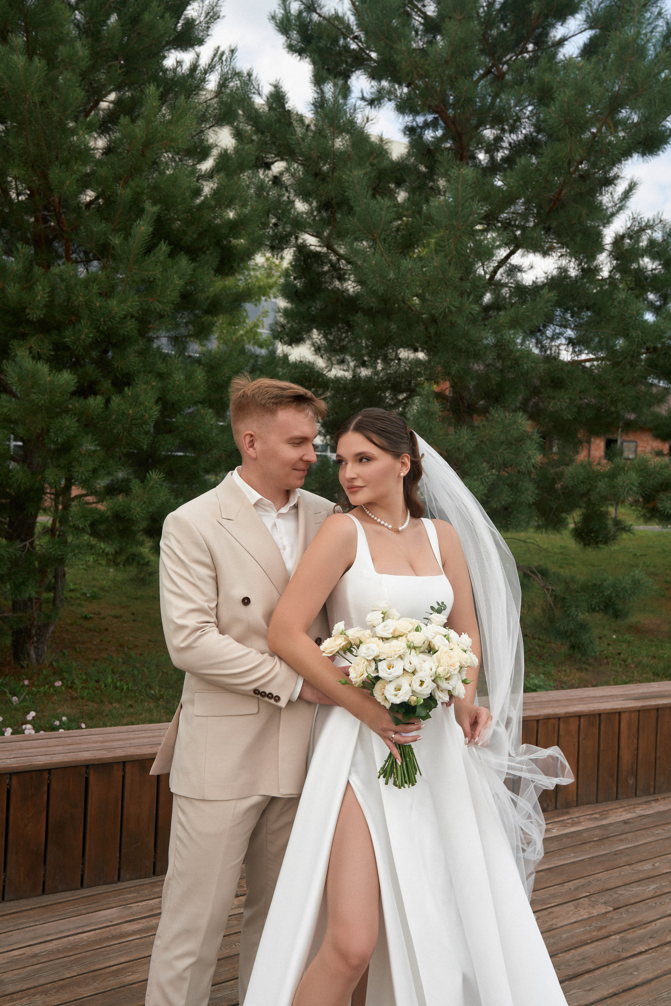 Свадебная фотосессия в «Гермесе» с белым моно-декором. Свадебный и коммерческий фотограф |Саратов Москва|