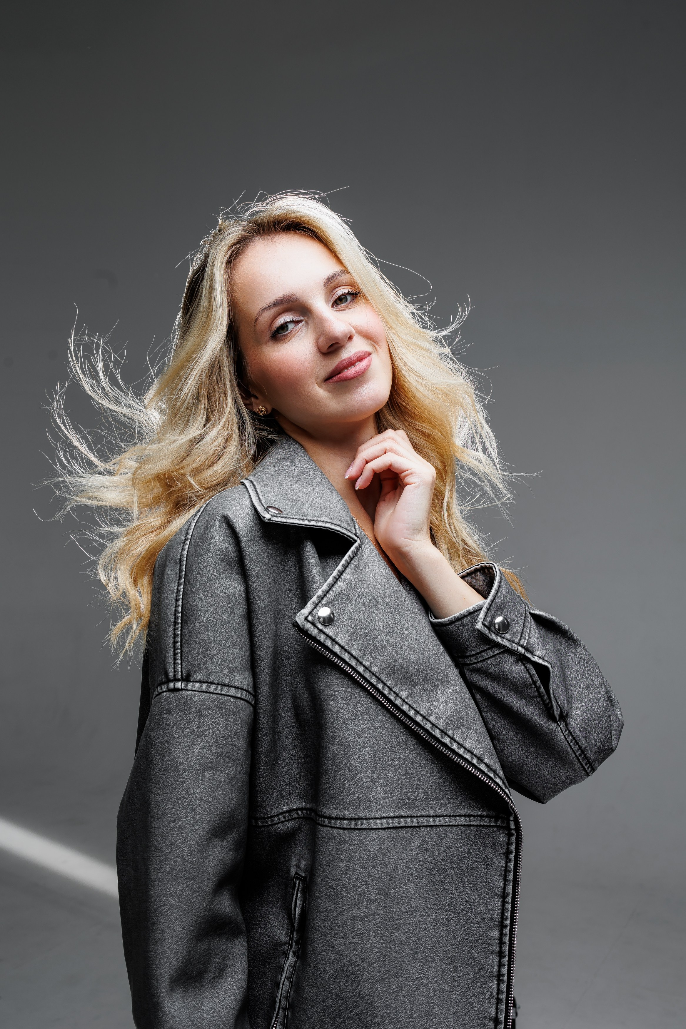 девушка в пиджаке смотрит в кадр