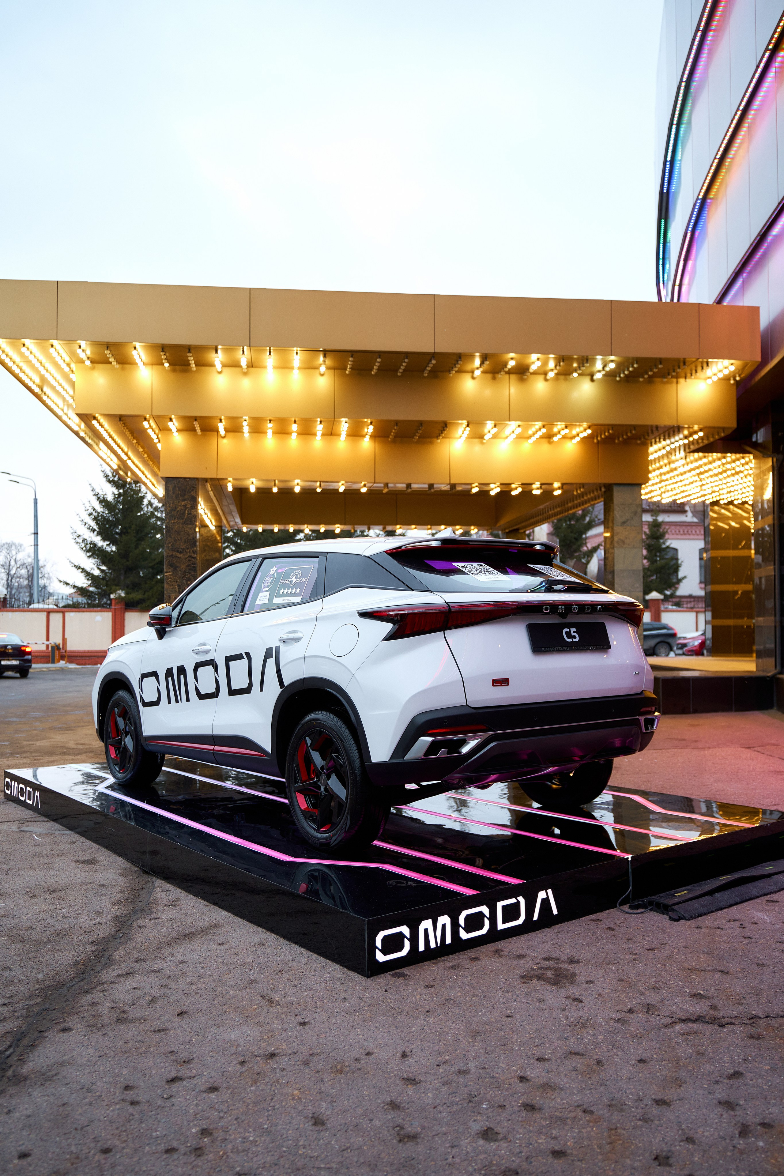 Автомобиль OMODA C5 на промо-платформе у Корстон — рекламная съёмка Казань
